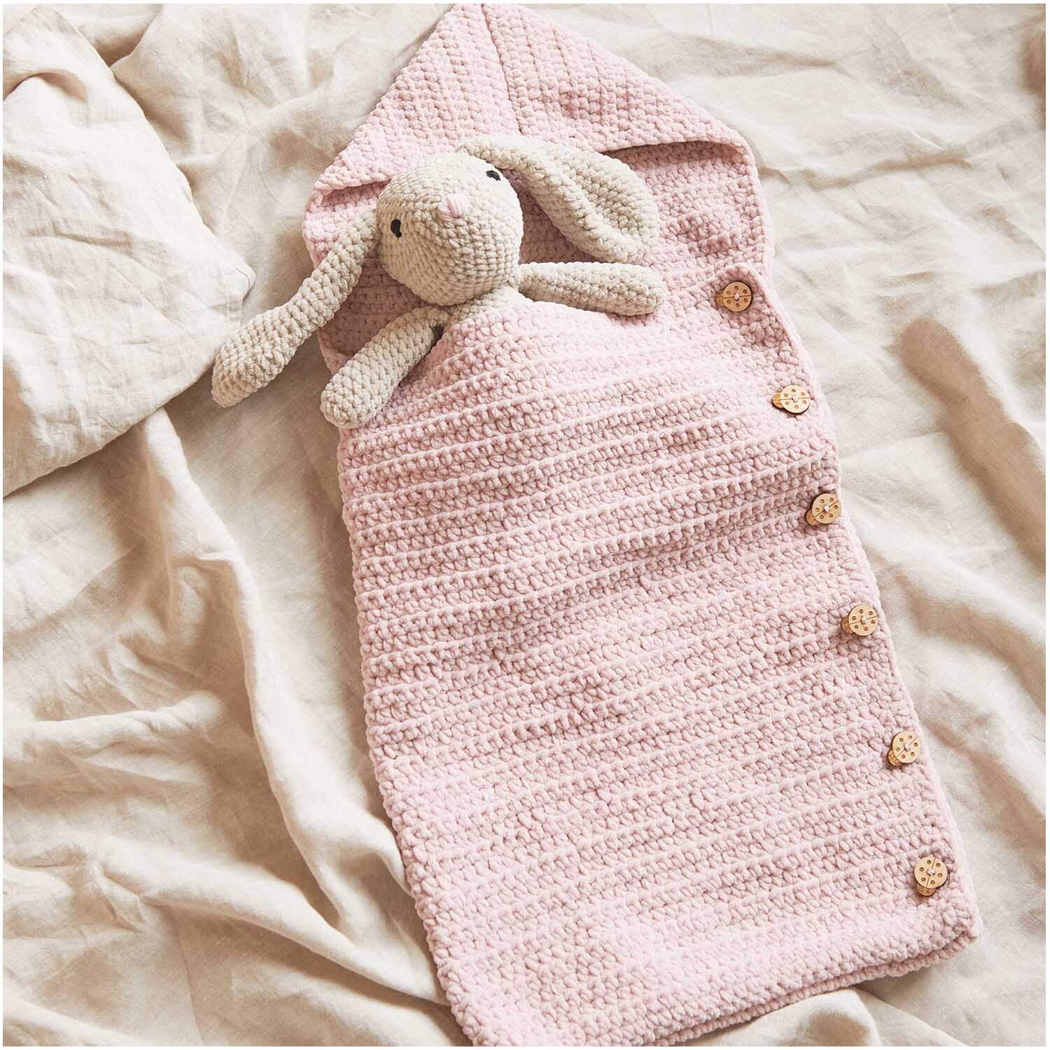 Creative Chenillove: Weiches, rosa gestricktes Babydecke von Rico Design mit Hasenmotiv, ideal für gemütliche Stunden.