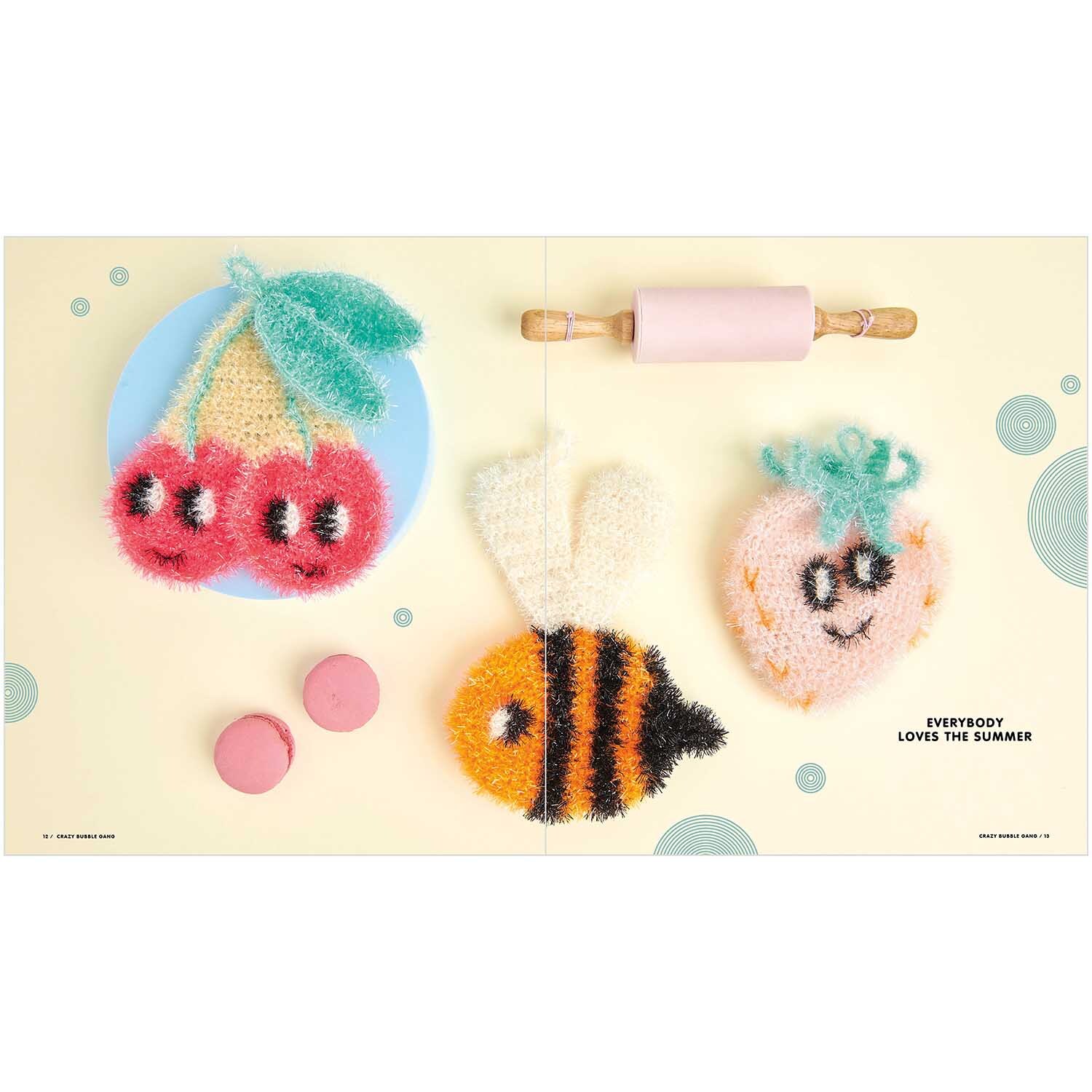 Crazy Bubble Gang: Bunte, gestrickte Früchte und Biene von Rico Design auf hellem Hintergrund mit Nudelholz.