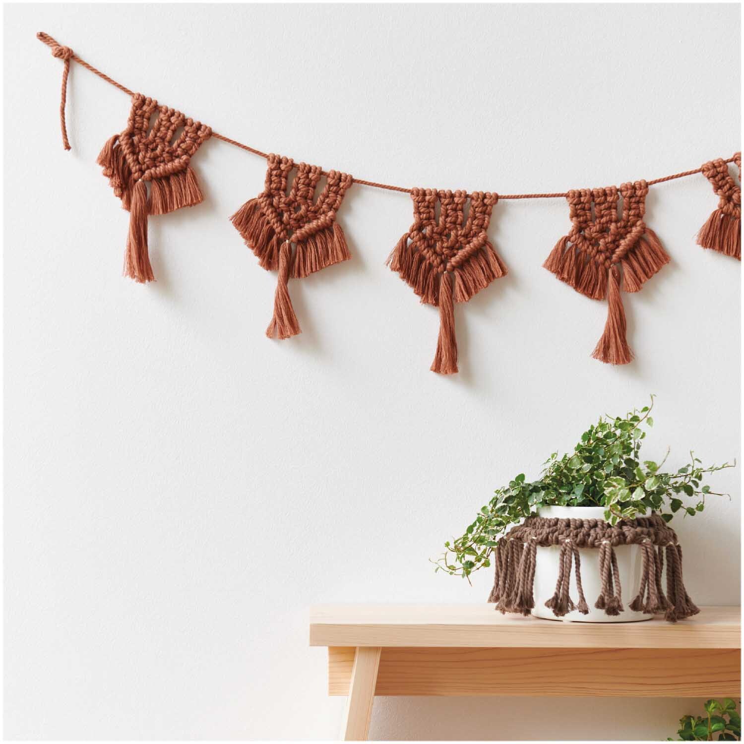 Makramee Set Girlande aus Rico Macrame: Handgefertigte Girlande in warmem Braunton, dekorativ an der Wand hängend.