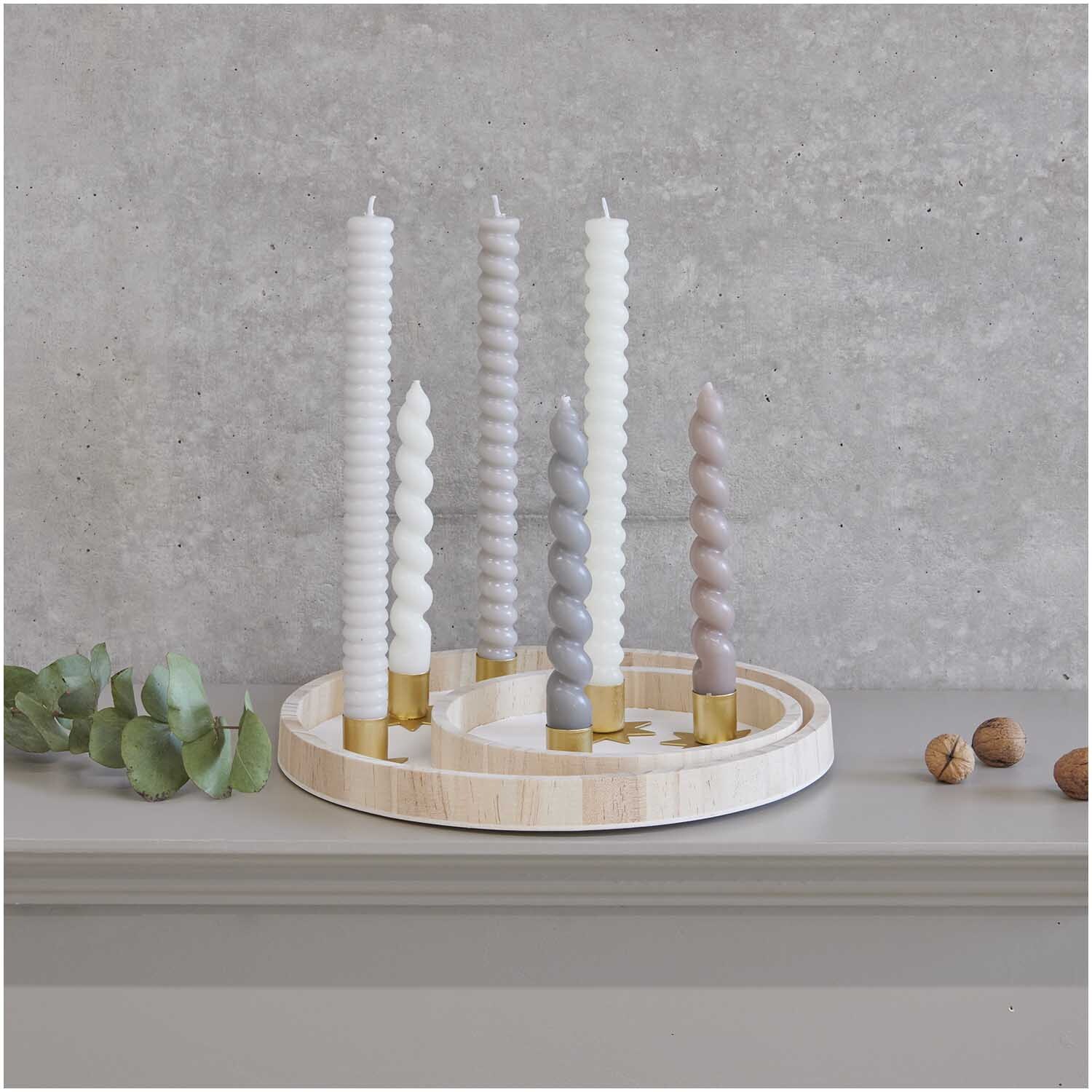 Holztablett natur mit eleganten Kerzenhaltern, präsentiert von Rico Design, auf grauem Hintergrund.