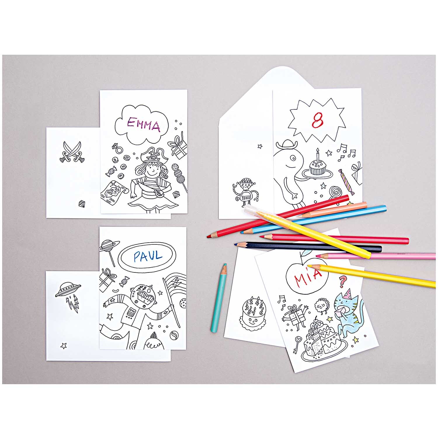 Paper Poetry Buntstifte Super Soft im Metalletui, 12 Stück, neben ausgemalten Karten mit bunten Motiven.