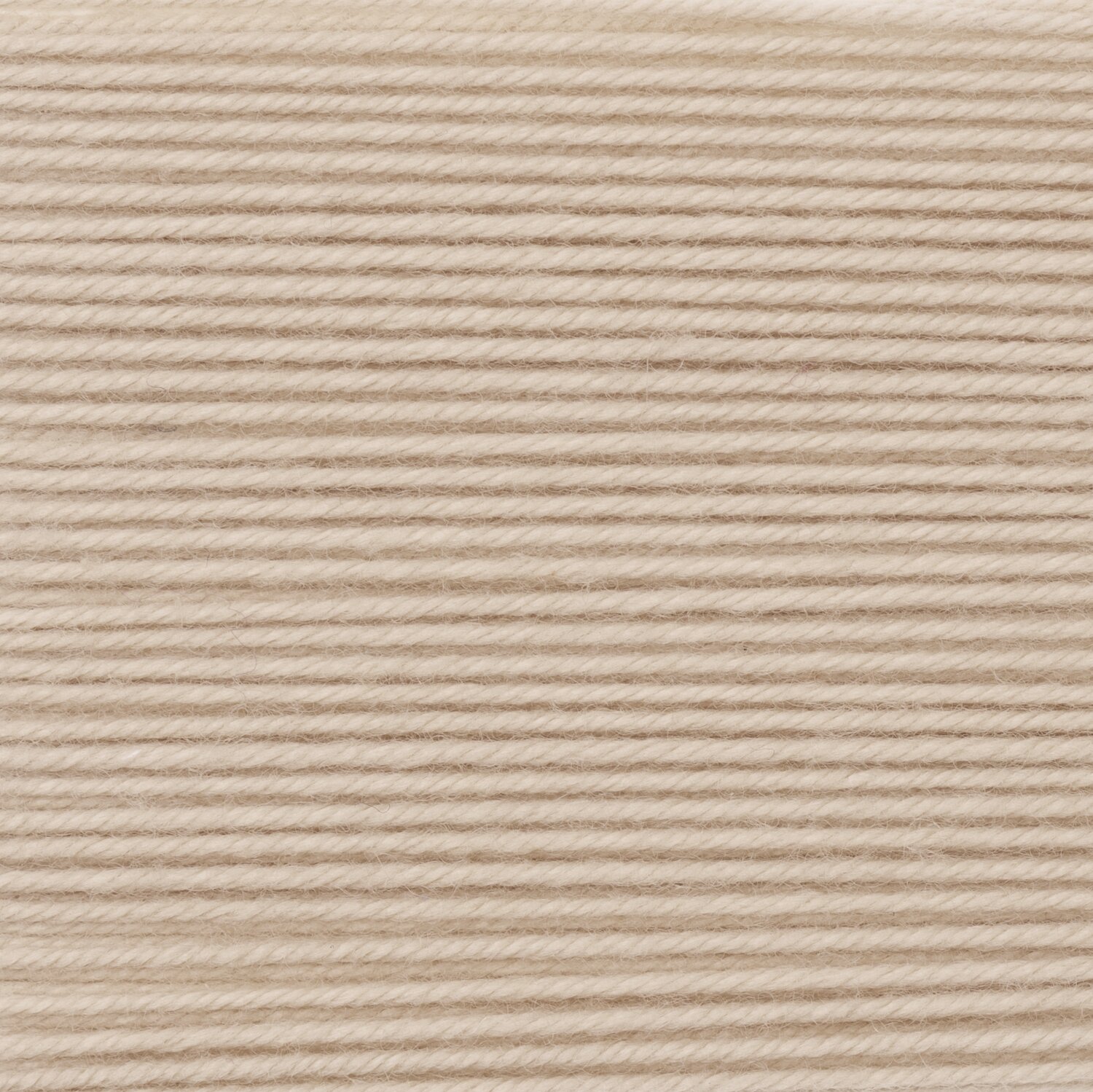 Essentials Merino dk zeigt dicht gelegte, gleichmäßig gedrehte Wollstränge von Rico Design in sanftem Elfenbeinton, ideal fotografiert für 50g 110m Strickprojekte.