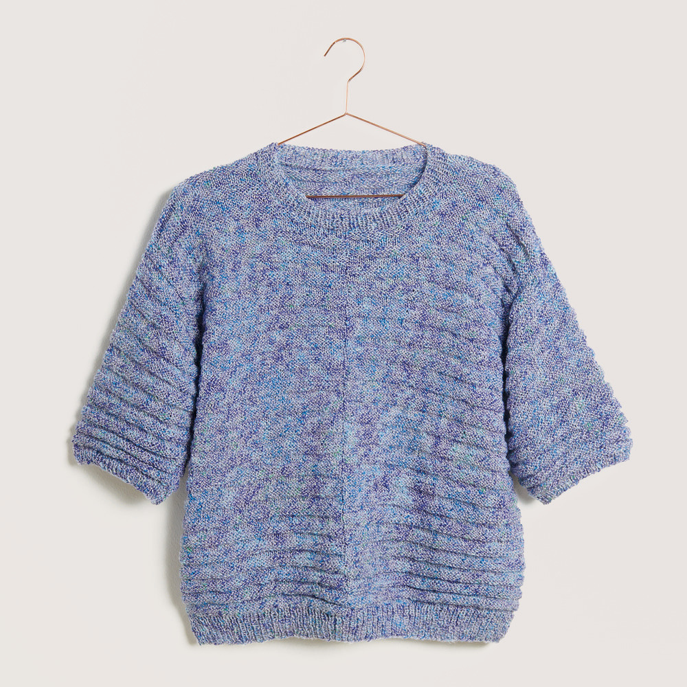 Shirt auf grauem Hintergrund – zum Strickset