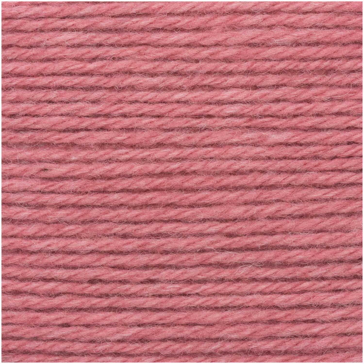 Rustikal Hauswolle in Rosa von Wolle Rödel, 100g 180m. Nahaufnahme der weichen, strukturierten Wollfasern.