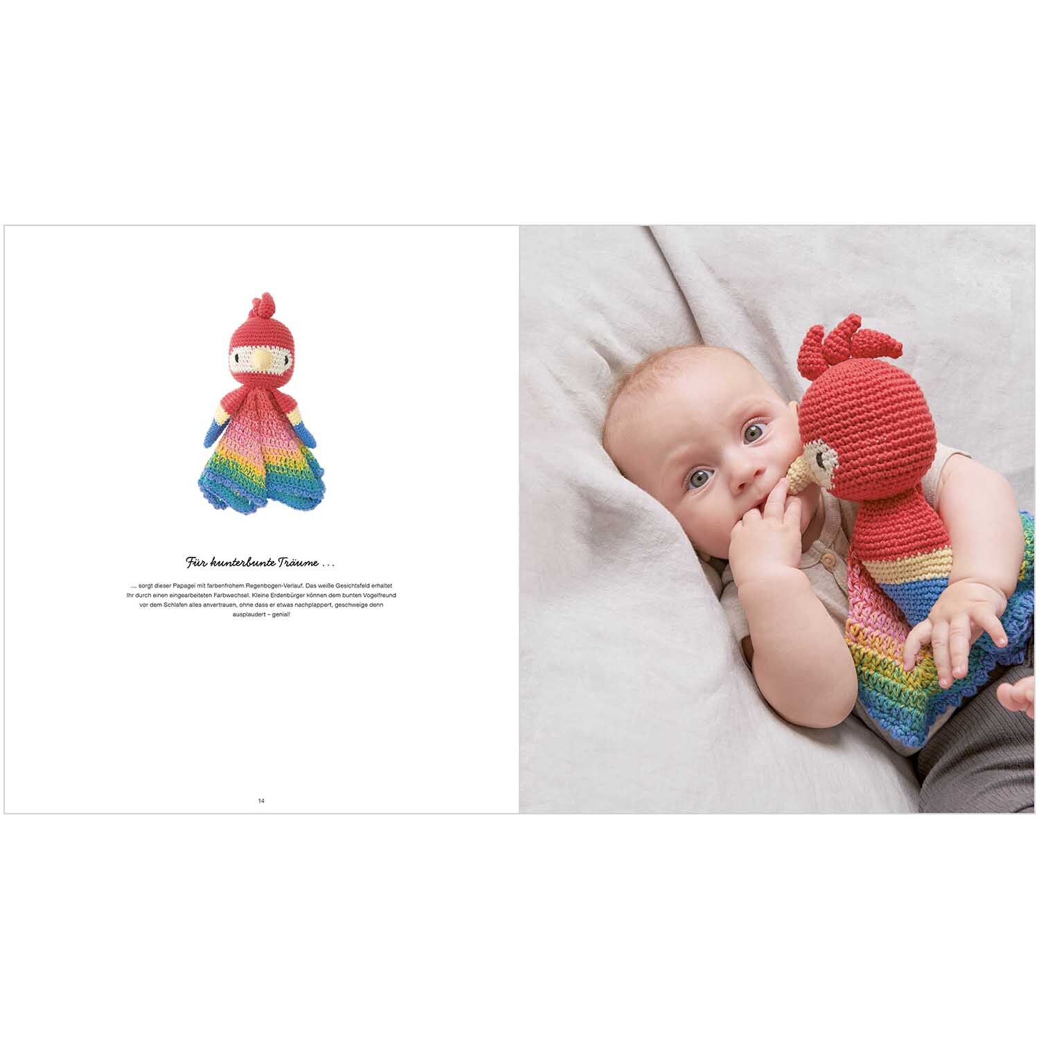 Ricorumi Baby Blankies: Ein Baby kuschelt mit einem bunten, gehäkelten Spielzeug von Rico Design.