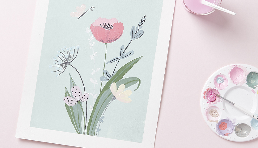 Anleitung Gouacheblumen malen: Pastellfarbenes Blumenbild mit Pinsel und Farbpalette auf rosa Hintergrund.