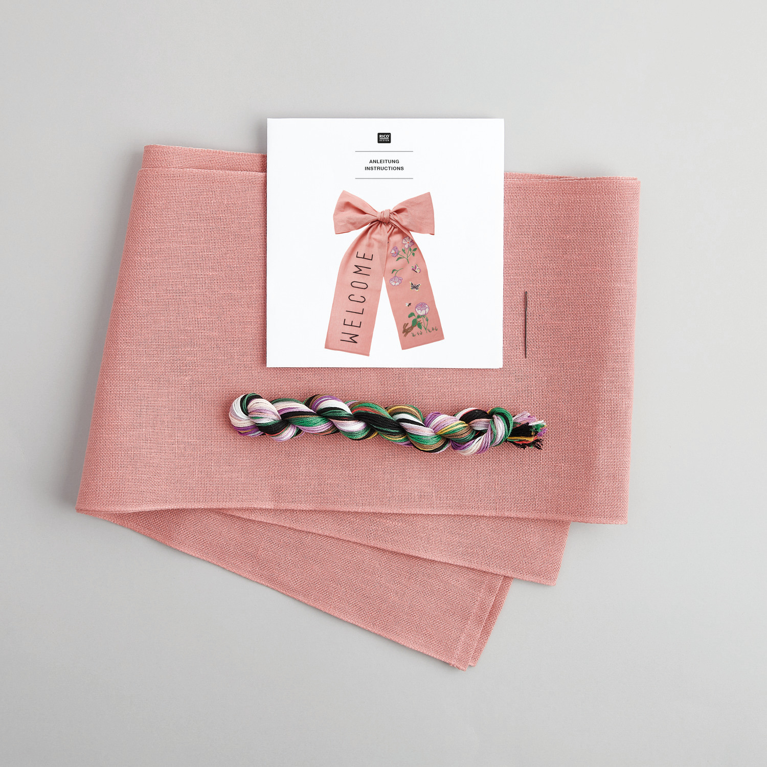 Stickpackung Schleife Welcome: Rosa Stoff mit Stickgarn und Anleitung von Rico Design, 38x80cm.