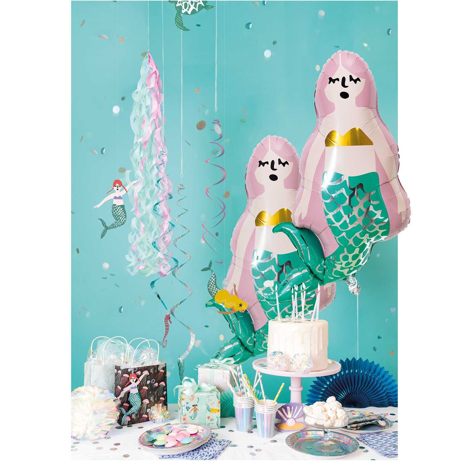 Servietten Mermaid Meerjungfrau 33x33cm 20 Stück, umgeben von bunten Partydekorationen und Ballons.