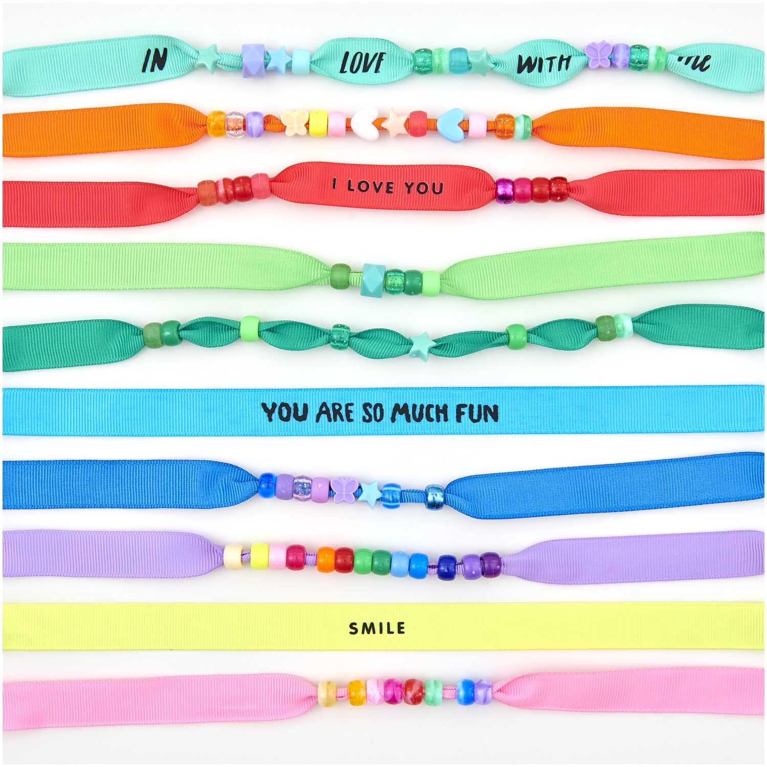Itoshii - Ponii Beads Ripsband Armbänder in Regenbogenfarben mit motivierenden Botschaften. Enthält 10 Stück von Rico Design.
