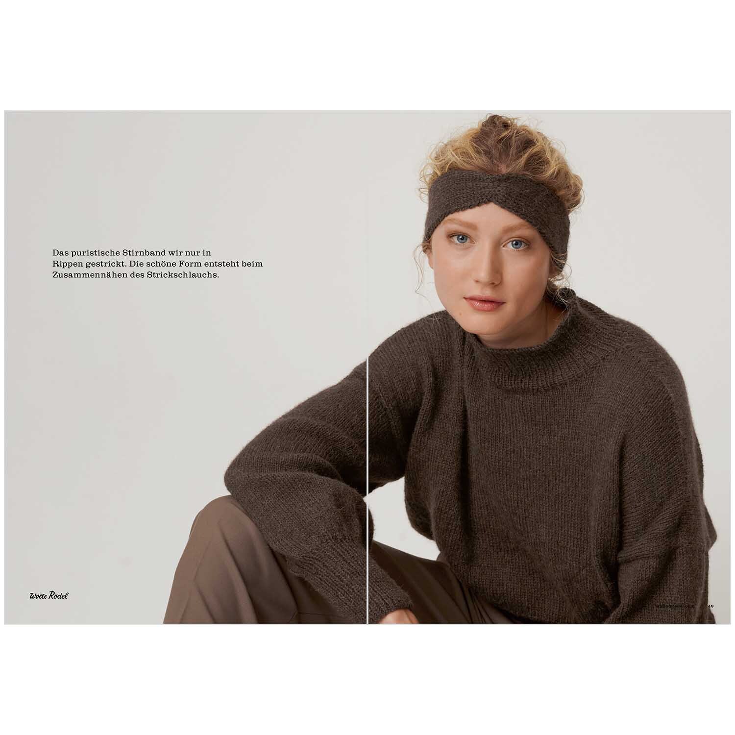 Die Neue Masche Nr. 02 Winter: Frau in braunem Strickpullover und Stirnband von Wolle Rödel.