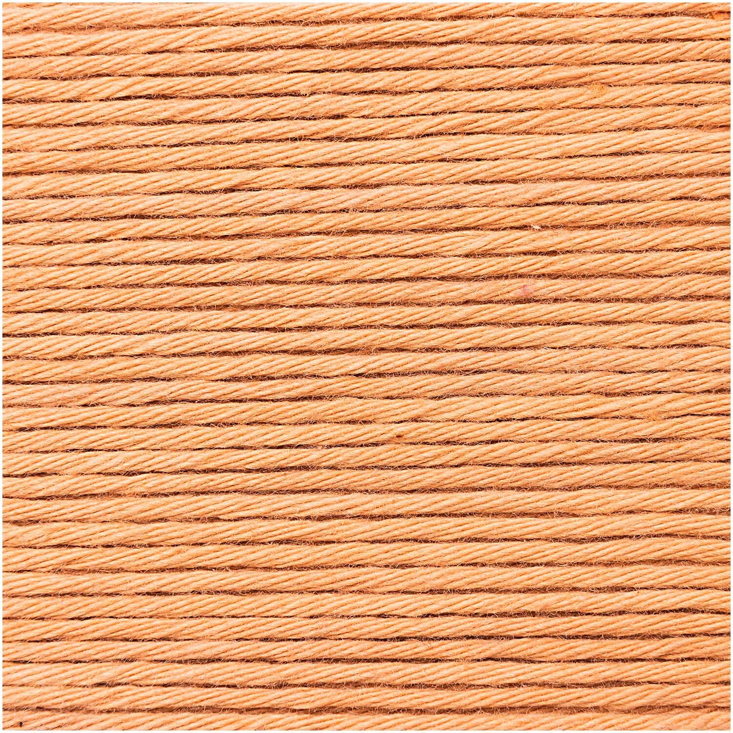 Cotton Universal: Nahaufnahme von apricotfarbener Wolle von Wolle Rödel, 50g Knäuel mit 85m Länge.
