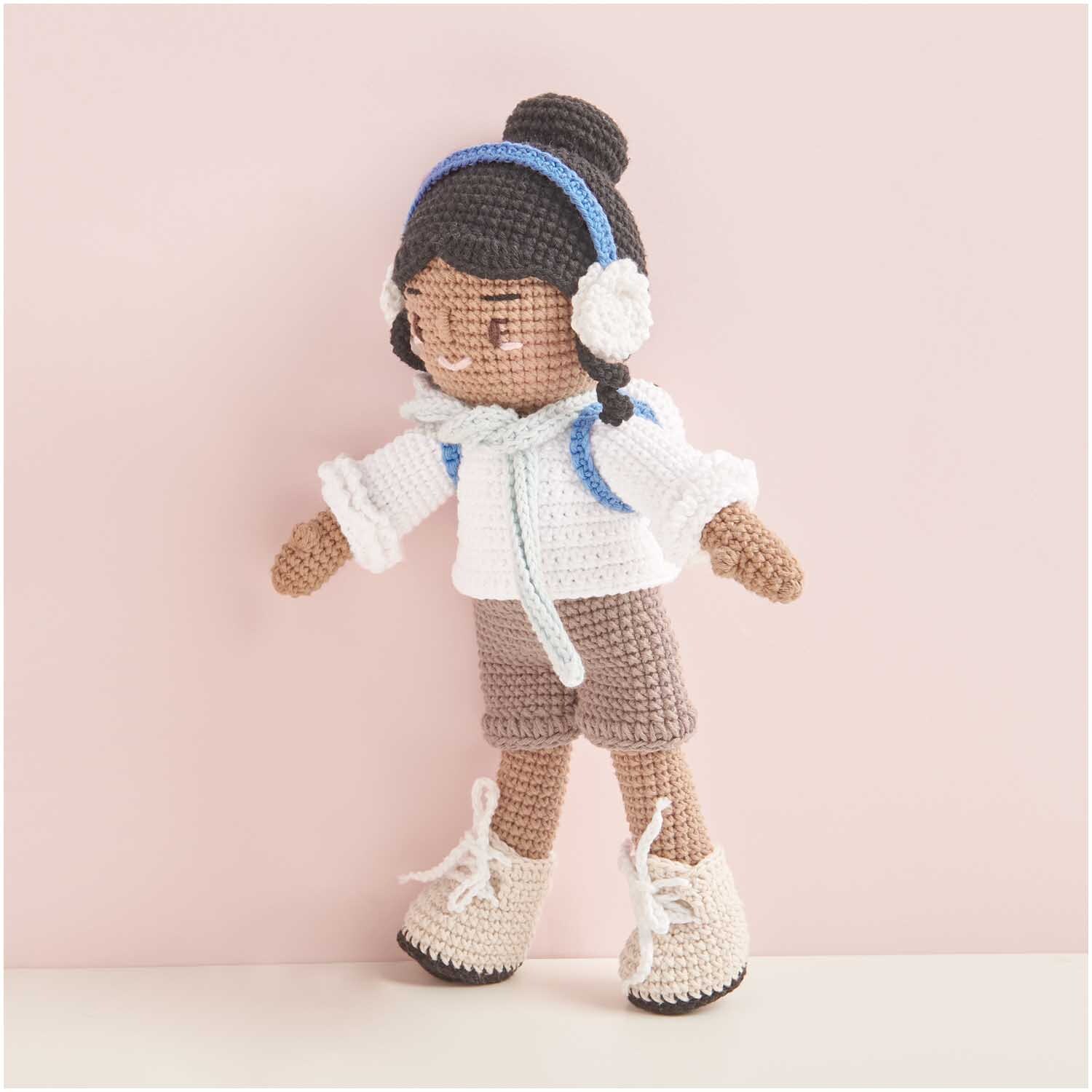 Creative Ricorumi dk: Gehäkelte Puppe mit Kopfhörern und Rucksack, aus schwarzem Garn von Rico Design.