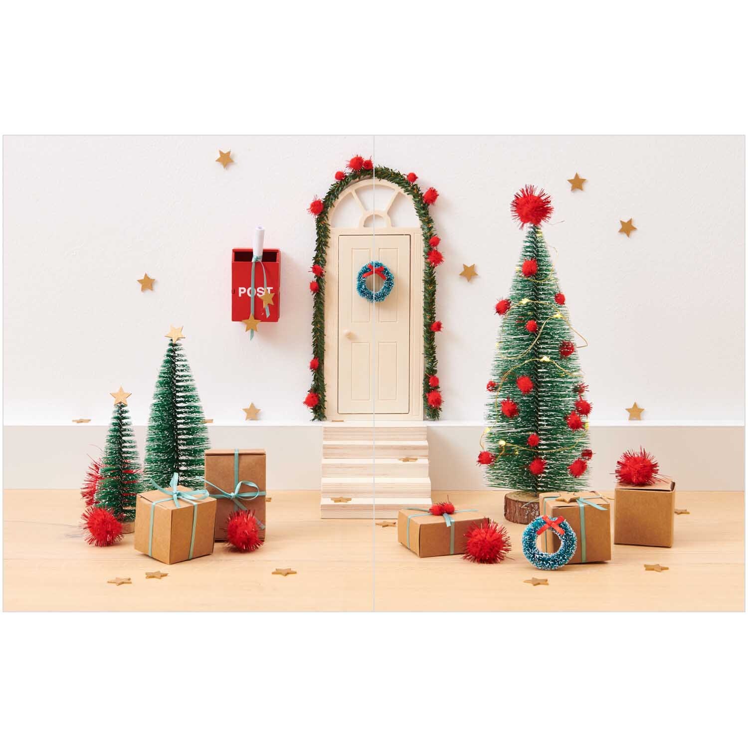 Rico Wichtelwelten: Festliche Szene mit dekorierten Miniatur-Weihnachtsbäumen, Geschenken und Tür.