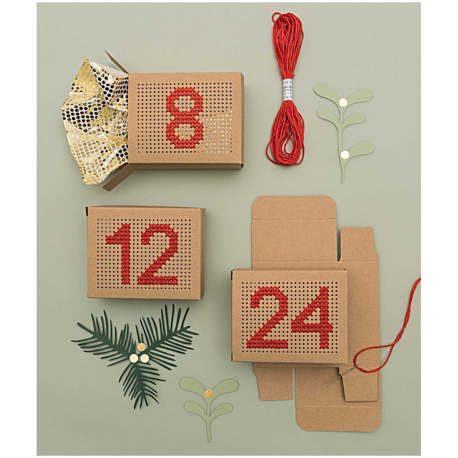 Paper Poetry Adventskalender Boxen zum Besticken von Rico Design, dekoriert mit roten Zahlen und Naturmotiven.