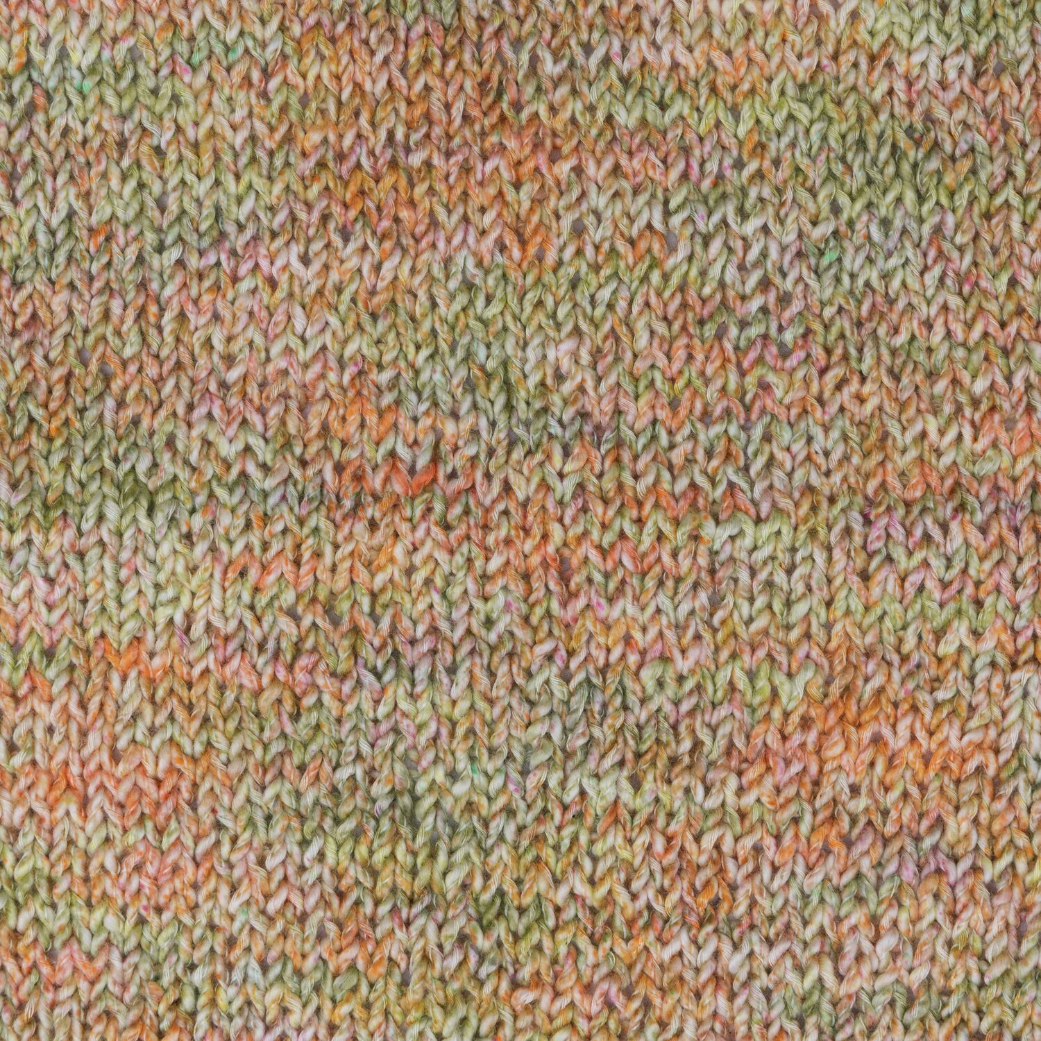Creative Cotton Zickzack, gestrickt in Gelb Spray von Rico Design, zeigt ein buntes Zickzack-Muster. Ideal für kreative Strickprojekte.