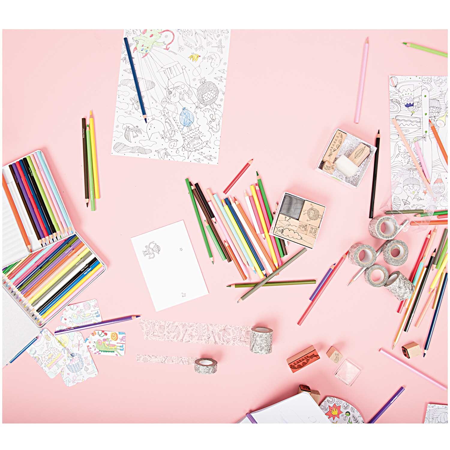 Paper Poetry Buntstifte Super Soft im Metalletui 24 Stück auf rosa Hintergrund mit Malutensilien.