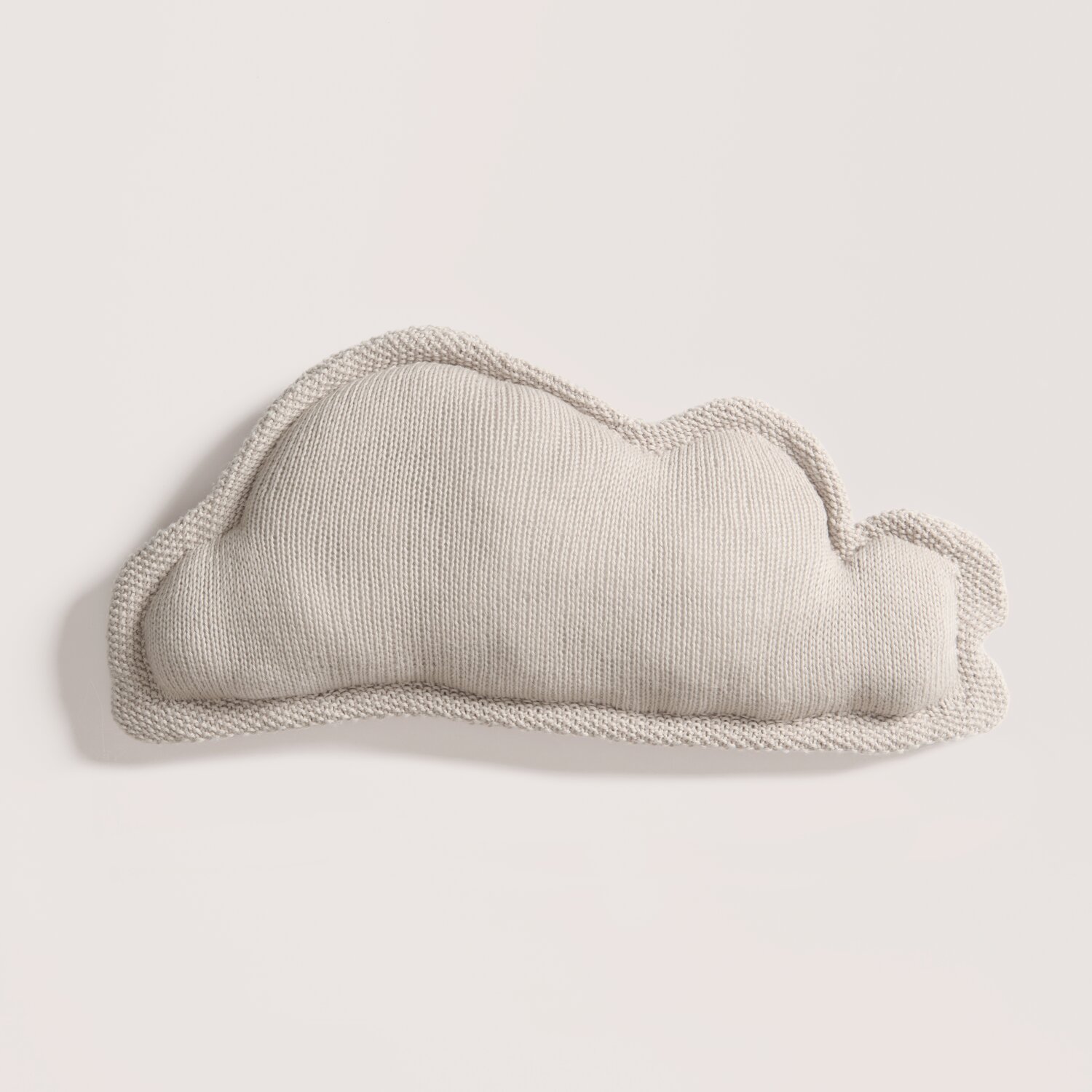 Rico Baby 043: Wolkenförmiges Kissen aus weichem, taupefarbenem Stoff, ideal für Kinderzimmer.