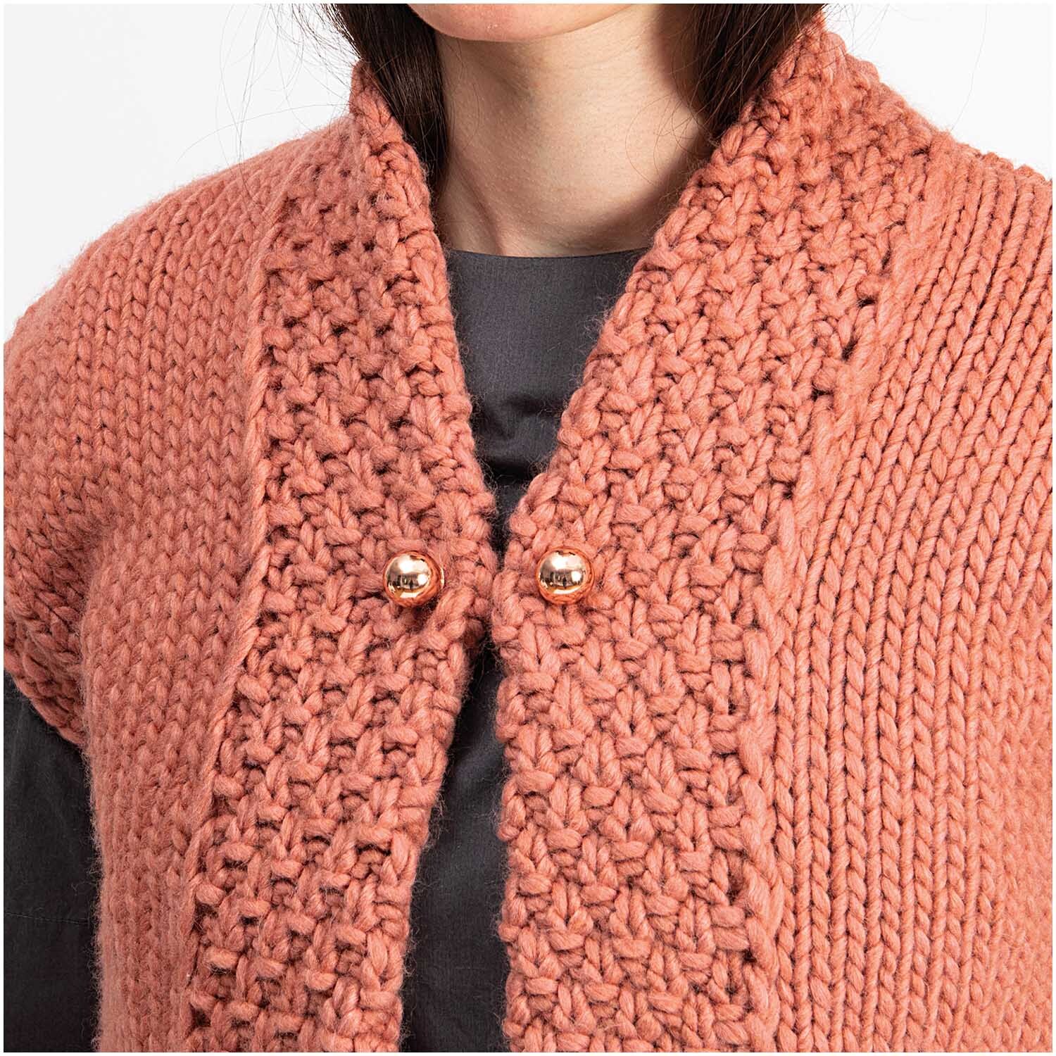 Zwei-Perlen-Pin 65mm von Rico Design in Roségold an einem gestrickten Cardigan befestigt.