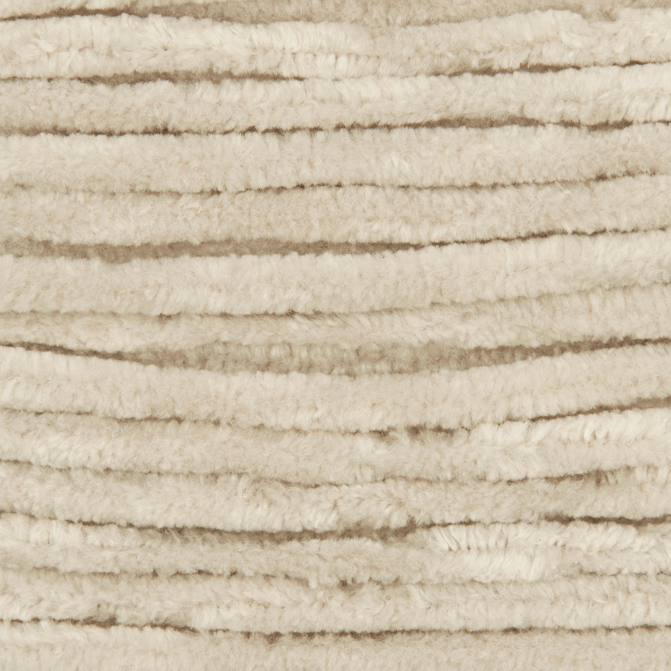 Creative Chenillove, Natur, 100g 110m. Flauschiges, cremefarbenes Garn von Rico Design, ideal für Strick- und Häkelprojekte.