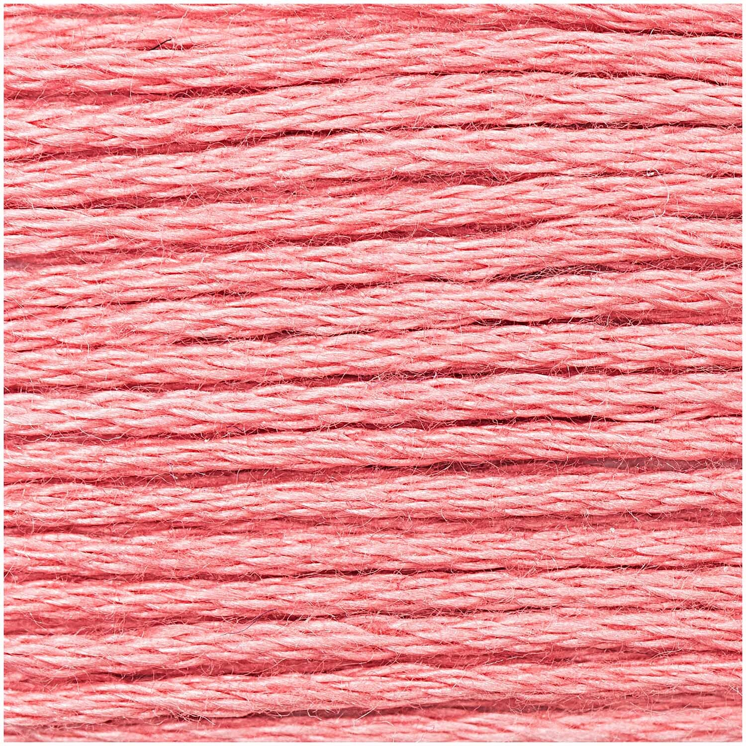 Sticktwist 8m von Rico Design in zartem Rosa, ideal für Stickprojekte. Nahaufnahme der weichen, gleichmäßigen Fäden.