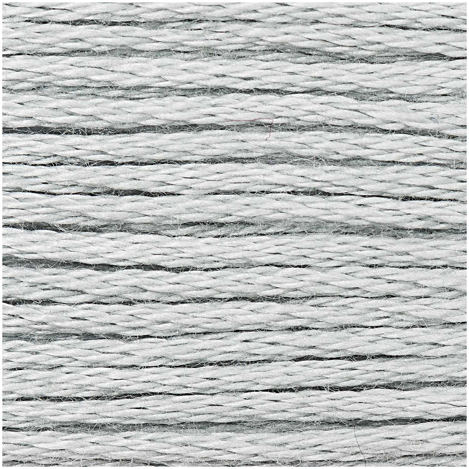 Sticktwist 8m von Rico Design in hellem Grau, ideal für Stickprojekte und Handarbeiten.