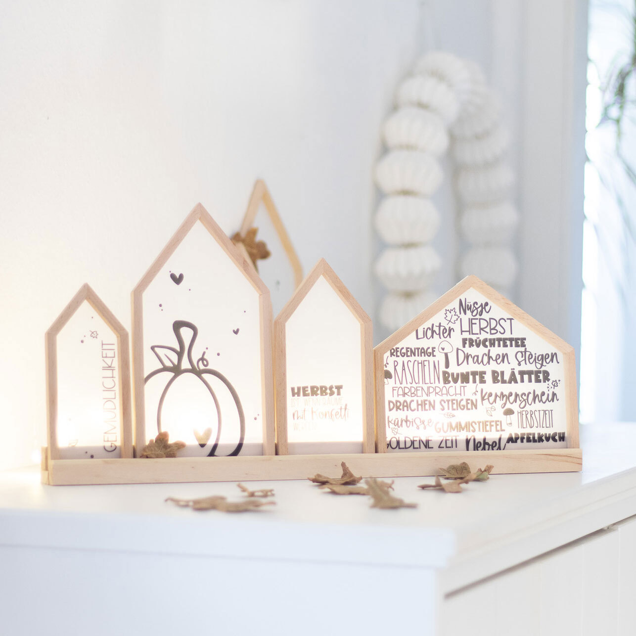 Inspiration Herbst Häuser Deko: Holz-Deko in Hausform mit herbstlichen Motiven und Schriftzügen.