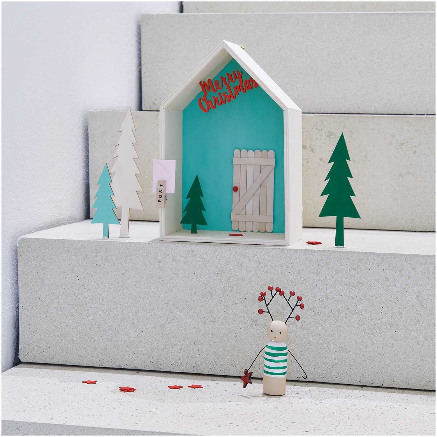 Holzdeko-Set Wald für XL-Dekohaube: Weihnachtliche Szene mit Bäumen und Figur auf Treppe. Marke Rico Design.