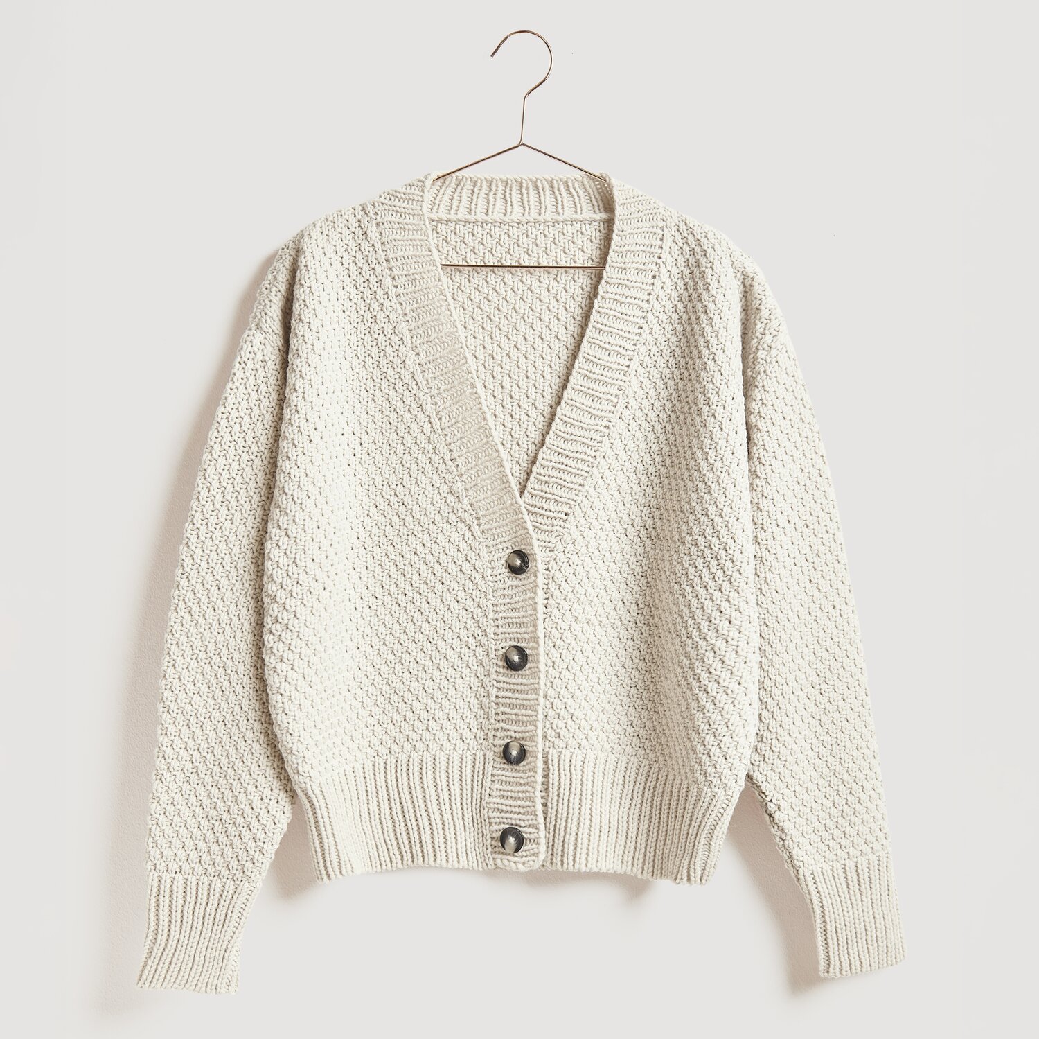 Strickset Cardigan Modell 01: Beiger Cardigan mit Knöpfen, aus Die Neue Masche No. 13 Herbst.