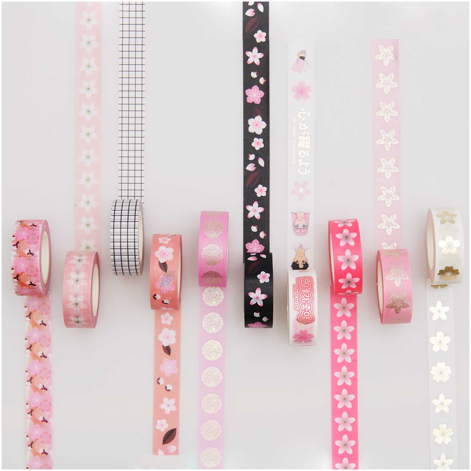 Paper Poetry Tape Set Manga: Fünf dekorative Klebebänder mit Manga-Motiven und Blumen in verschiedenen Farben. Ideal für kreative Projekte.