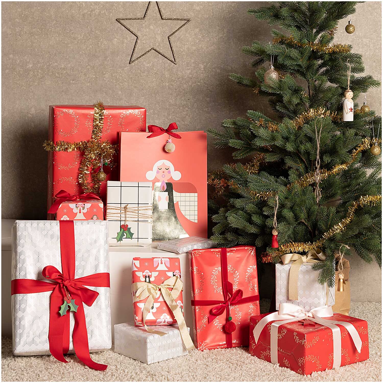 Paper Poetry Geschenkpapier Karo beige, umgeben von festlich verpackten Geschenken unter einem Weihnachtsbaum.