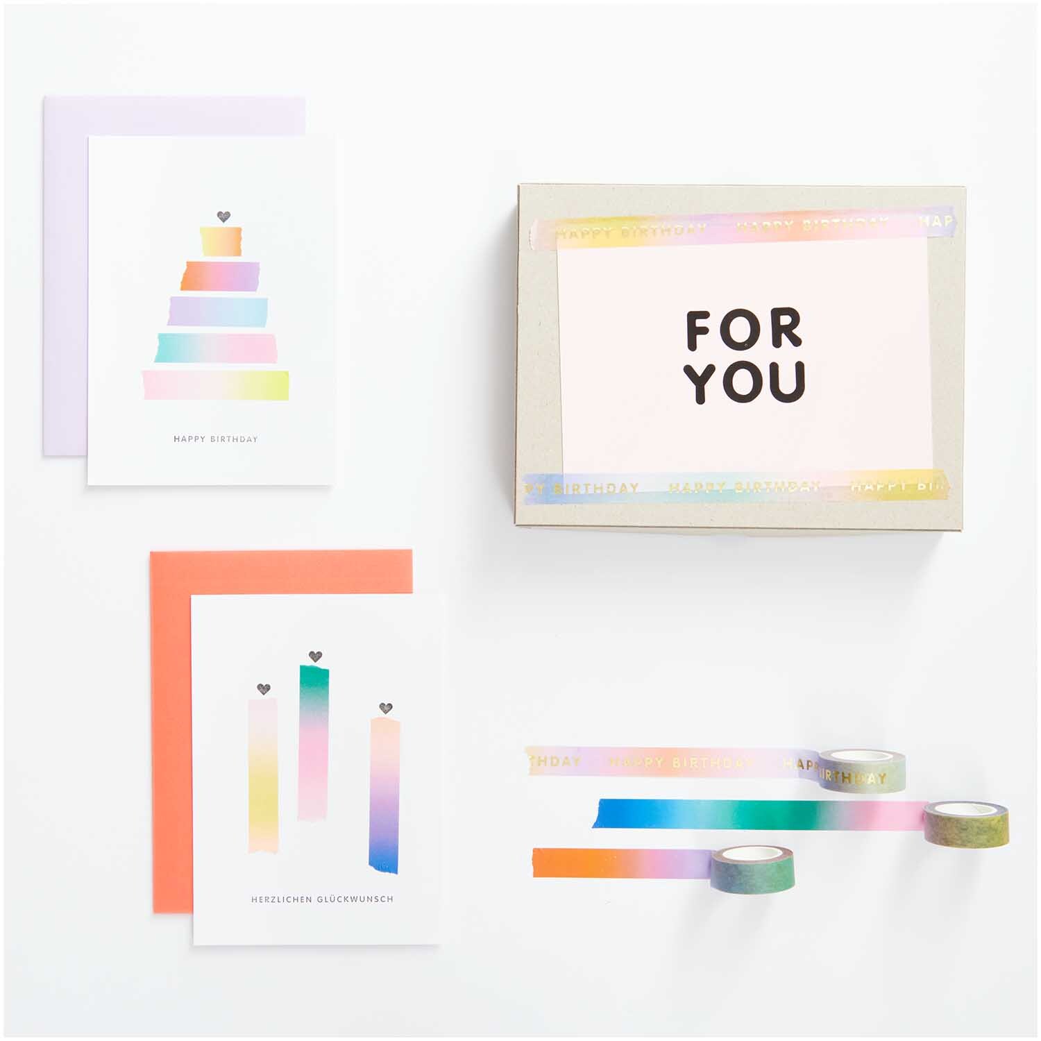 Paper Poetry Tape Happy Birthday 15mm 10m: Bunte Washi-Tapes von Rico Design neben Karten und Geschenkbox.