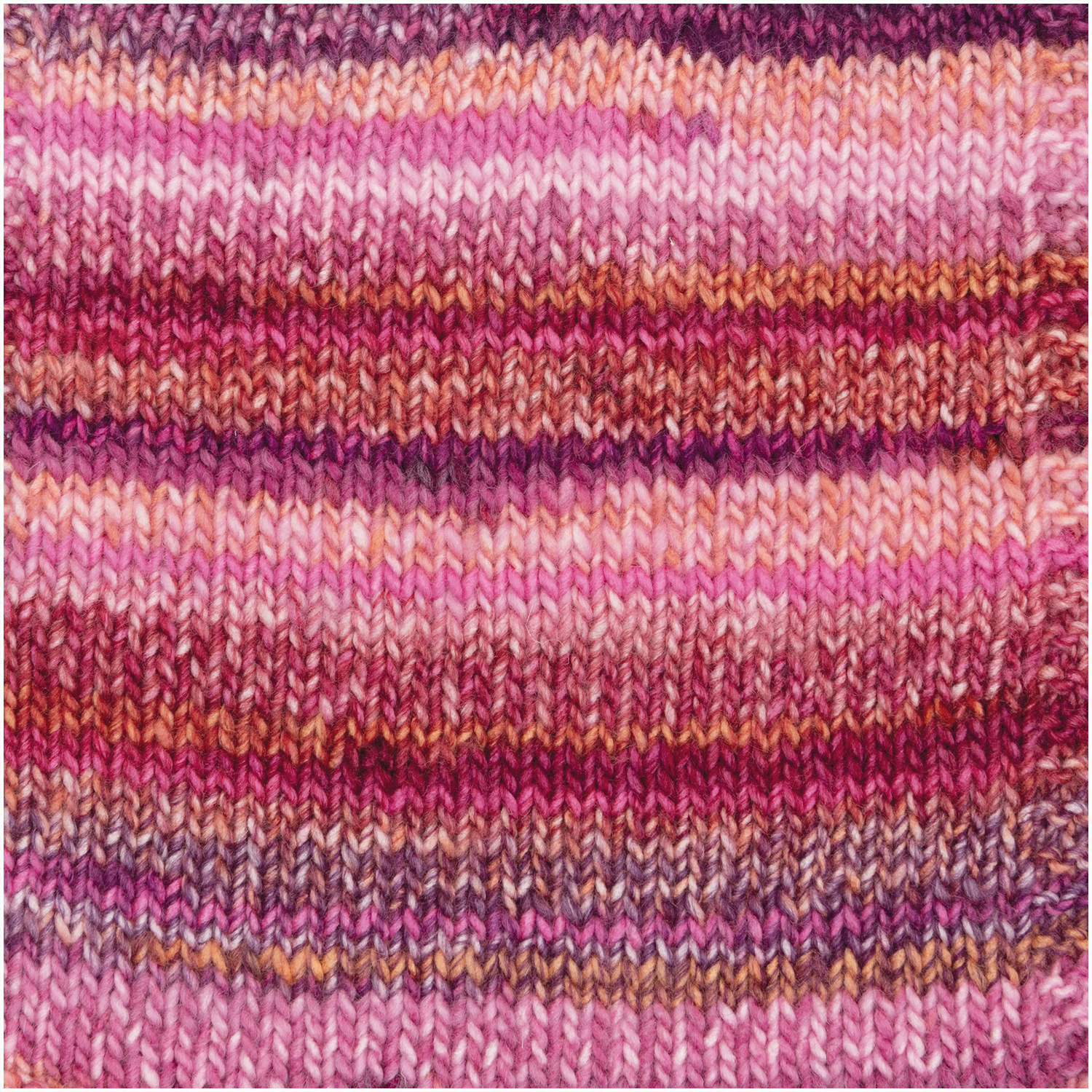 Melange Twist: Strickmuster in Beere Mix von Rico Design, 100g 145m, zeigt feine Farbverläufe.