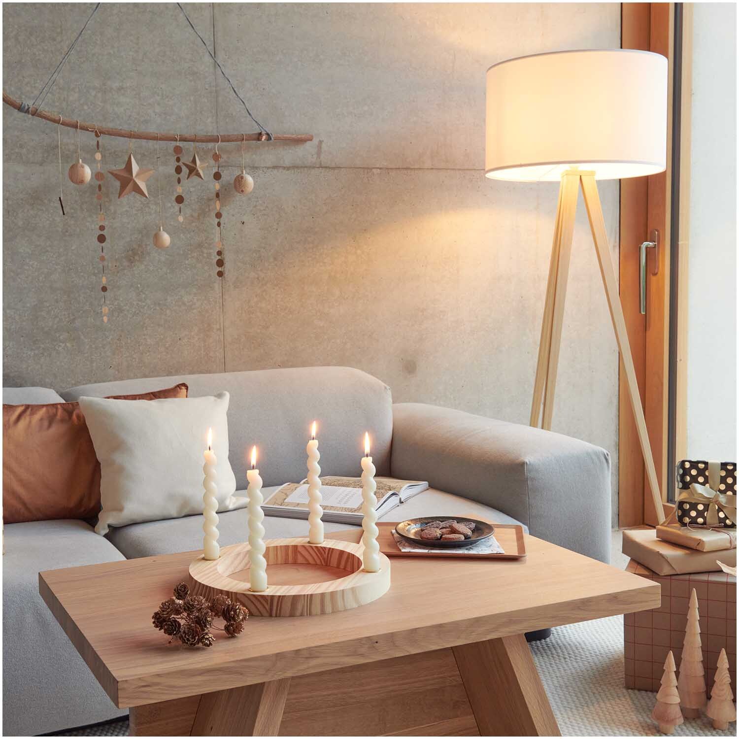 Holztanne natur: Gemütliches Wohnzimmer mit Holztanne-Deko, Kerzen auf Holztisch und Stehlampe. Markenname: Rico Design.