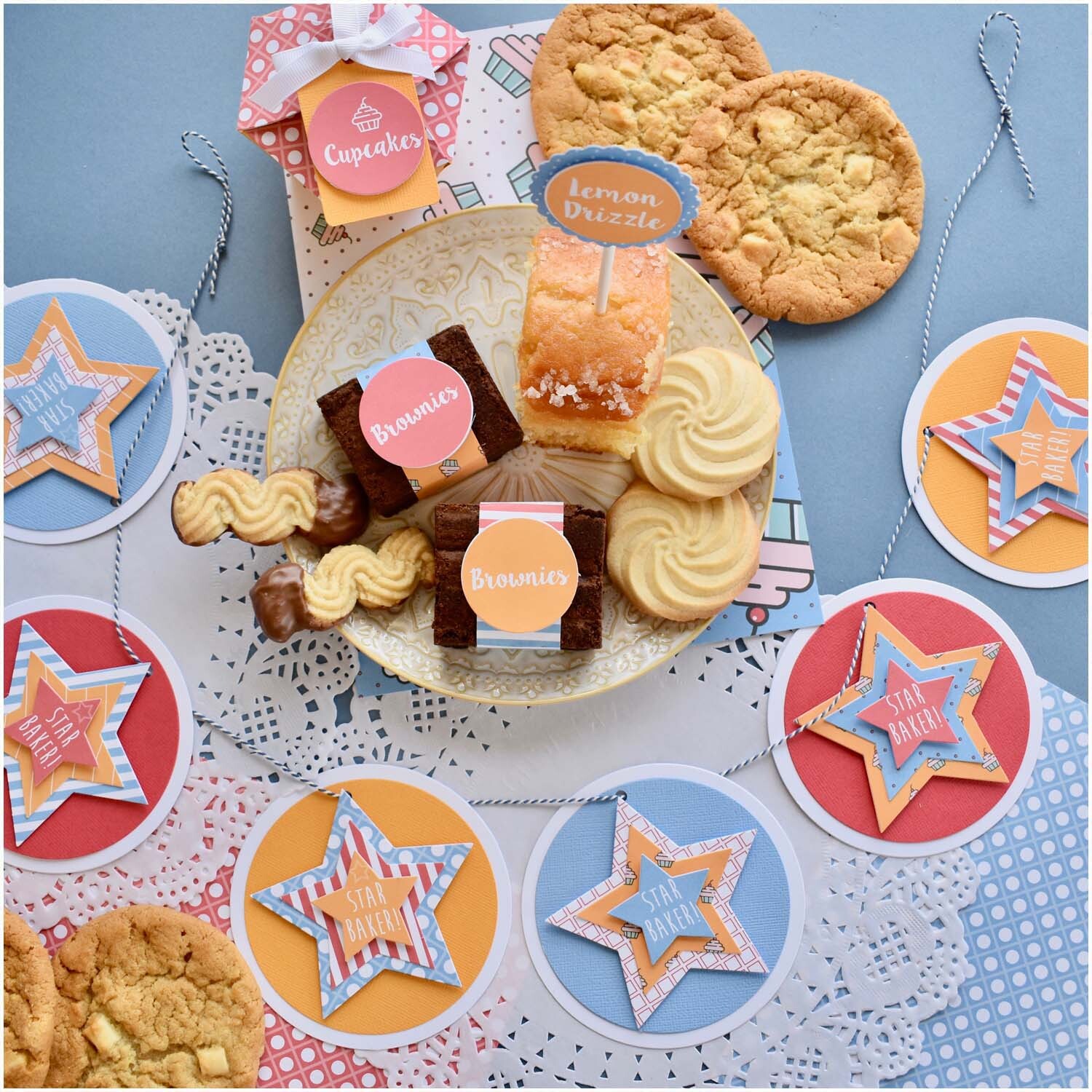 Framelits Die Set Circles: Ein Teller mit Brownies, Keksen und dekorativen Sternkarten auf blauem Hintergrund.