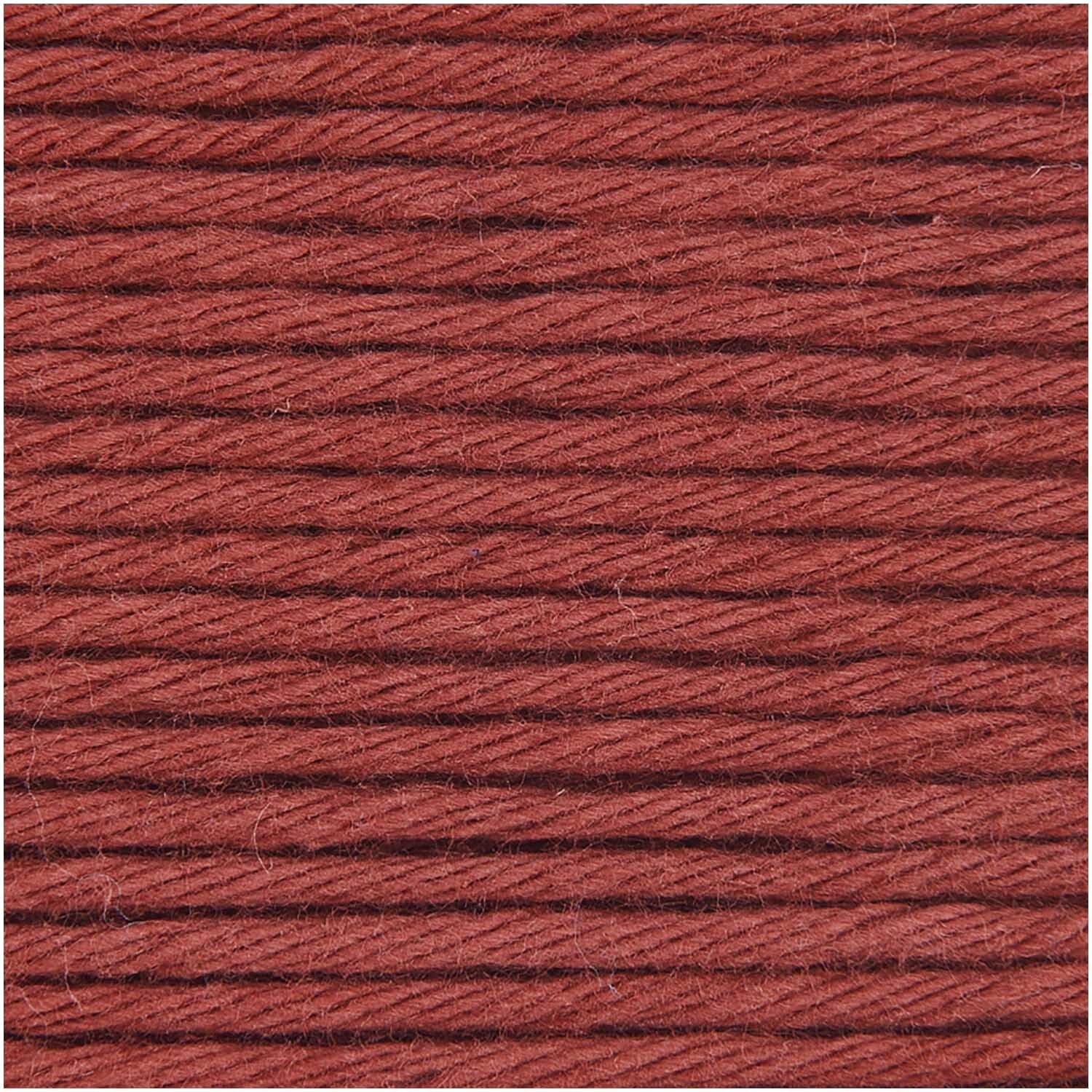 Cotton Universal: Nahaufnahme von rostfarbener Wolle Rödel, 50g Knäuel mit 85m Länge. Ideal für Strickprojekte.