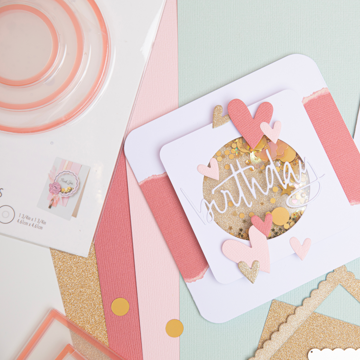 Making Essential Shaker Panes Circles 3PK von Sizzix: Kreatives Bastelset mit rosa und goldenen Elementen, ideal für Geburtstagskarten und Dekorationen.