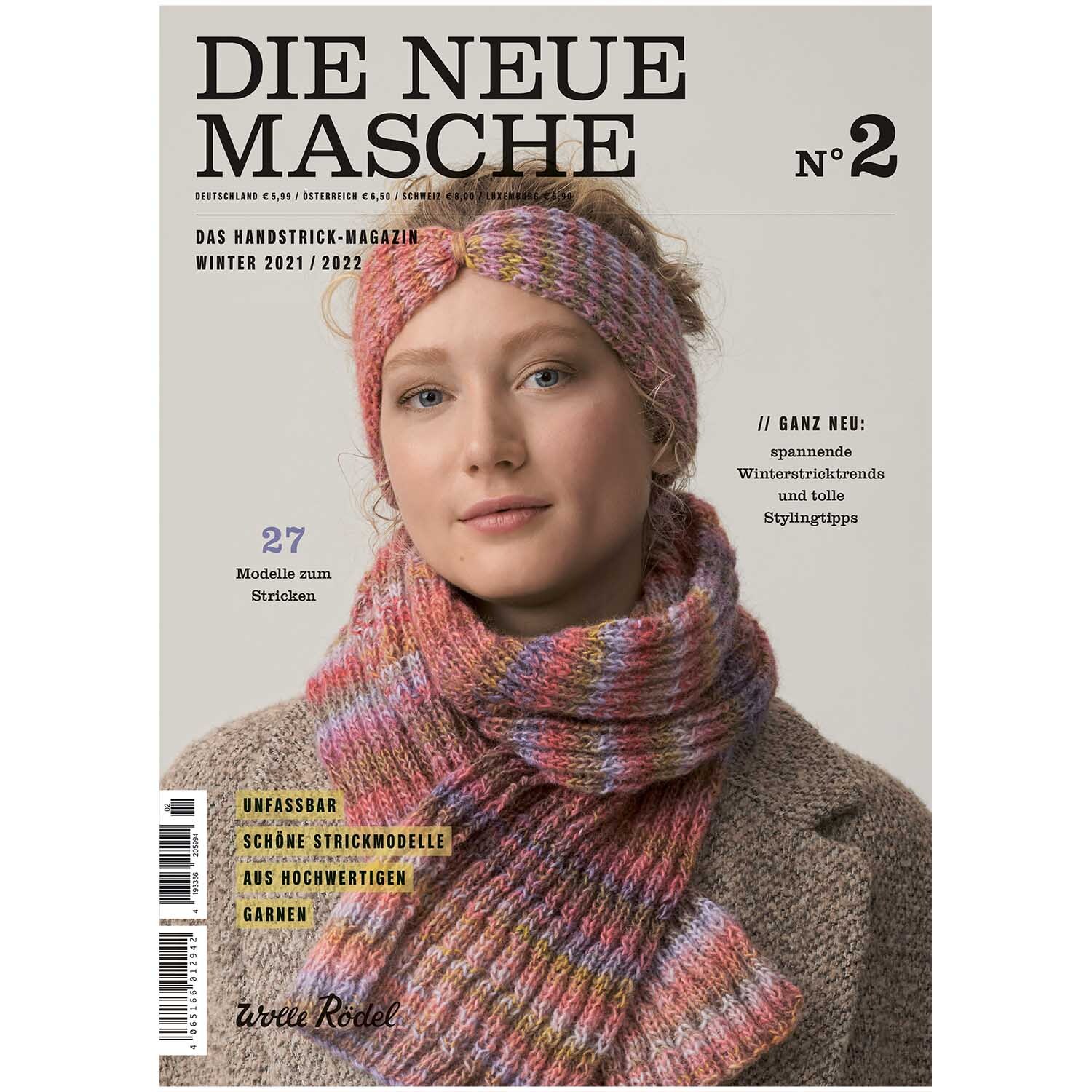 Die Neue Masche Nr. 02 Winter zeigt eine Frau mit gestricktem Stirnband und Schal in bunten Farben.