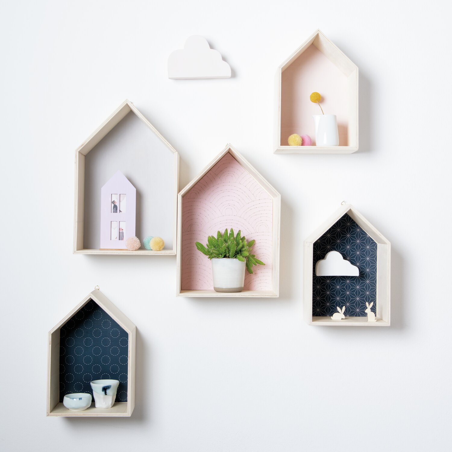 Holzbox Haus: Stilvolle Wandregale in Hausform, pastellfarben, ideal für Dekorationen.