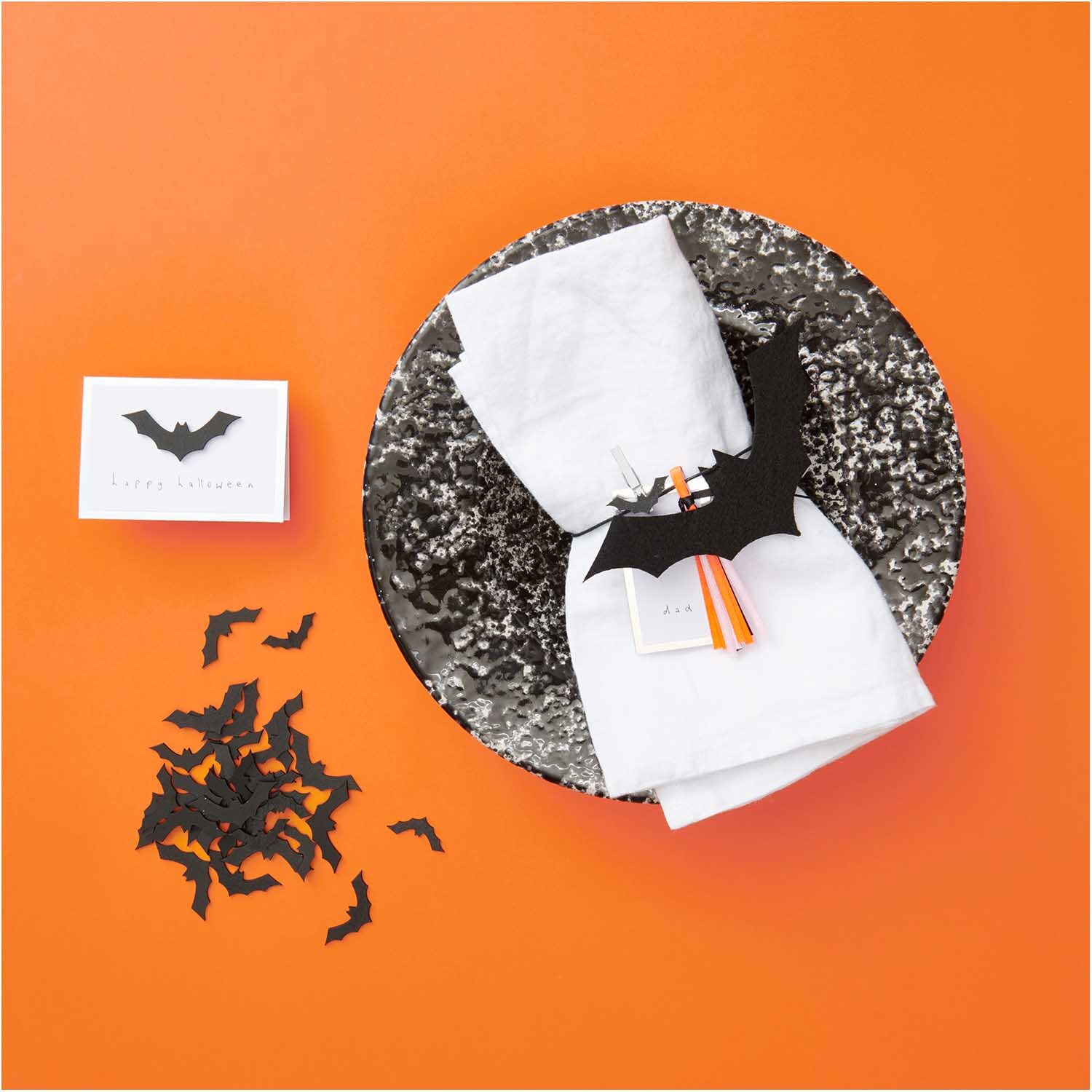 Holzstreu Fledermaus Mix schwarz 48 Stück auf orangefarbenem Hintergrund, dekorativ arrangiert.
