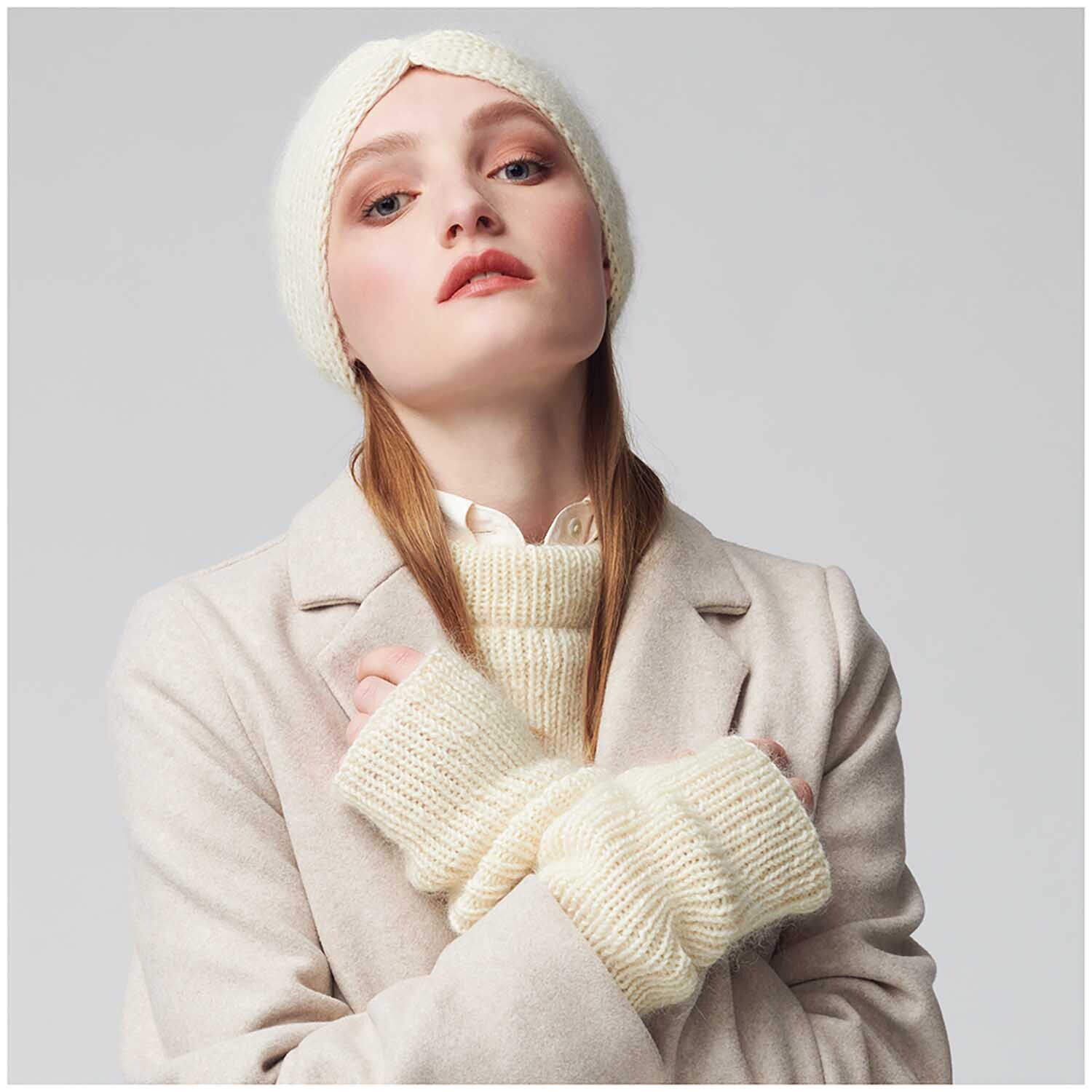 Essentials Super Kid Mohair Loves Silk: Frau in cremefarbenem Strickset mit Mütze und Handschuhen von Rico Design.