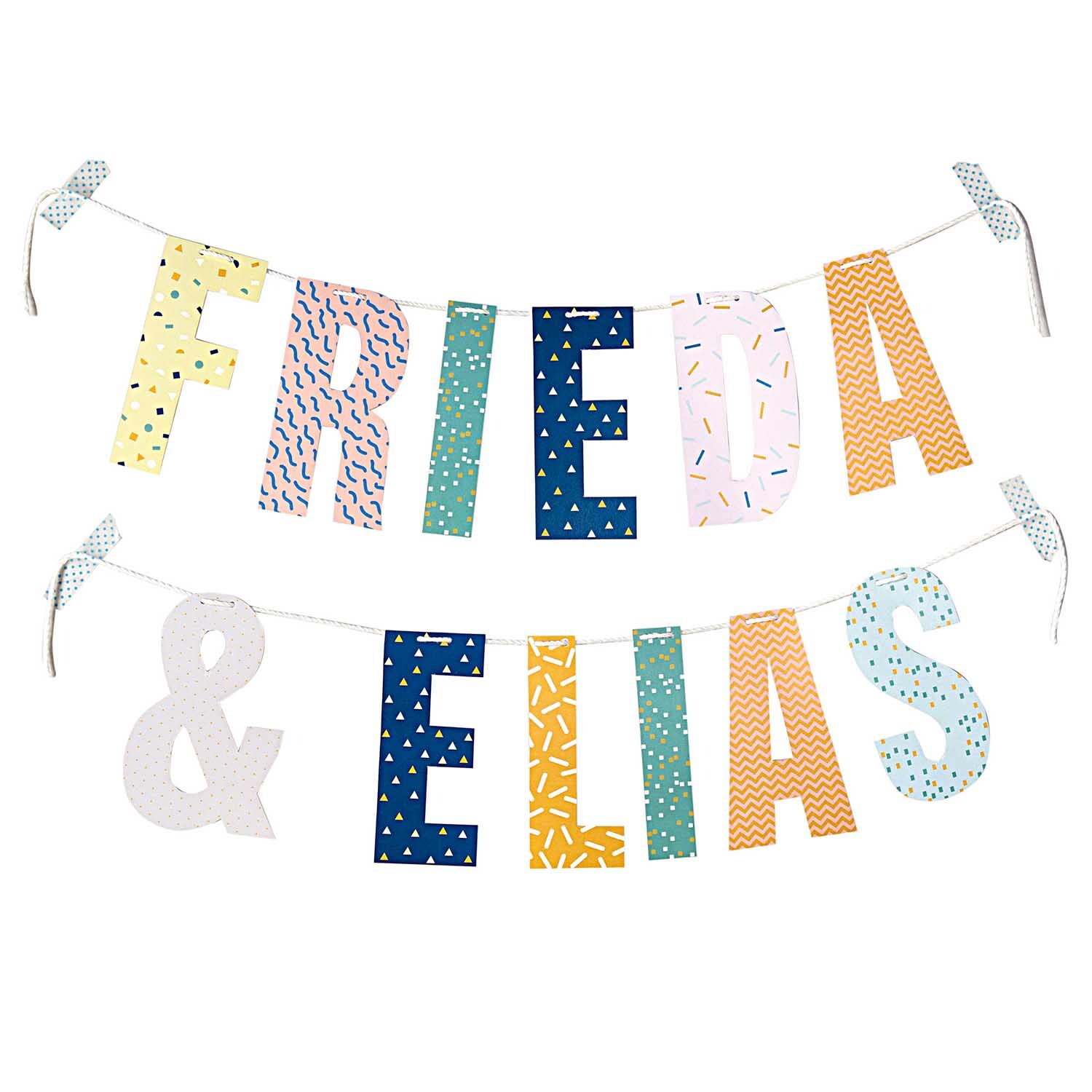 Buchstabe für Girlande 14cm: Bunte Buchstaben von Rico Design bilden die Namen "Frieda & Elias" auf einer Girlande.