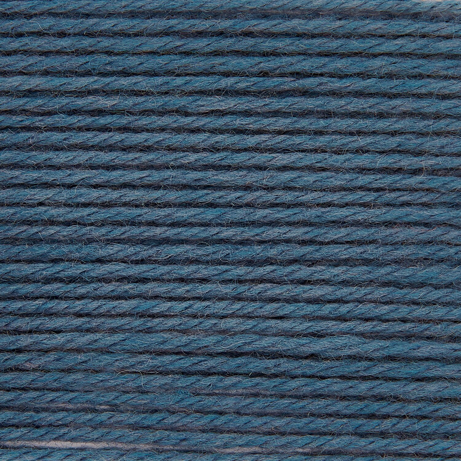 Wickelkarte des Garns Essentials Merino Plus dk in der Farbe 026 Denim.