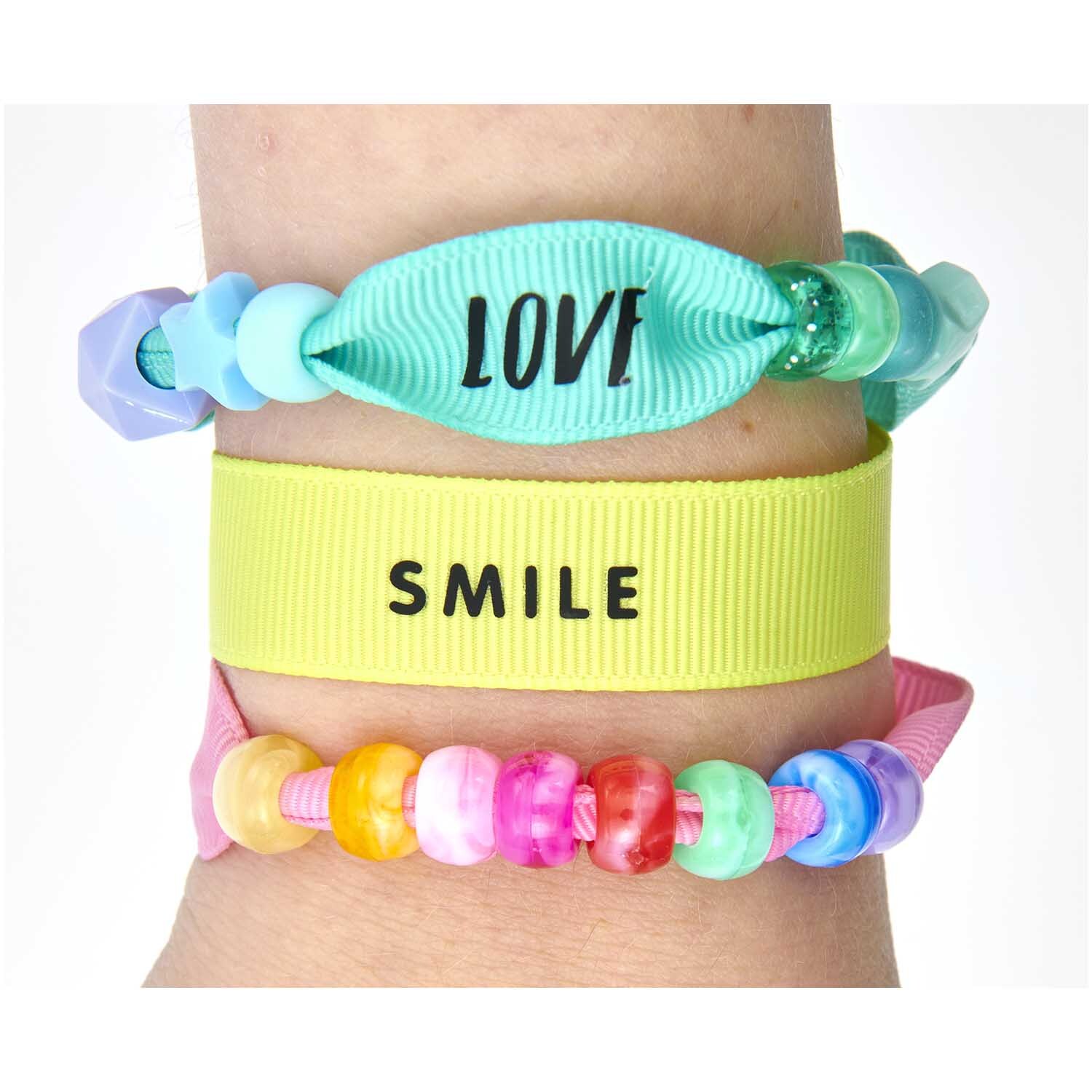 Itoshii - Ponii Beads Ripsband Armbänder mit bunten Perlen und Botschaften wie "LOVE" und "SMILE", 10 Stück von Rico Design.