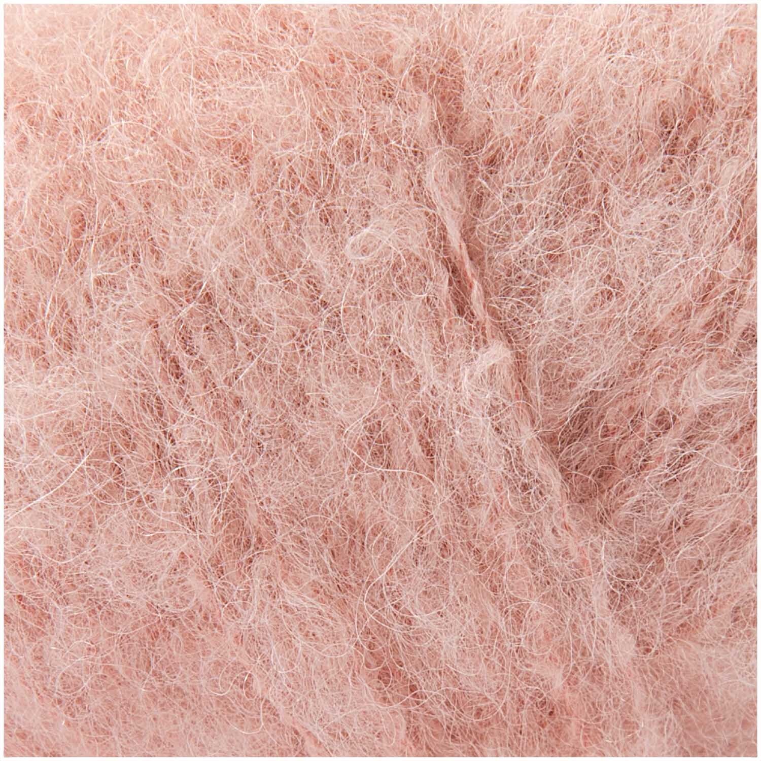 Fashion Light Luxury: Weiches, puderfarbenes Garn von Rico Design, ideal für luxuriöse Strickprojekte.