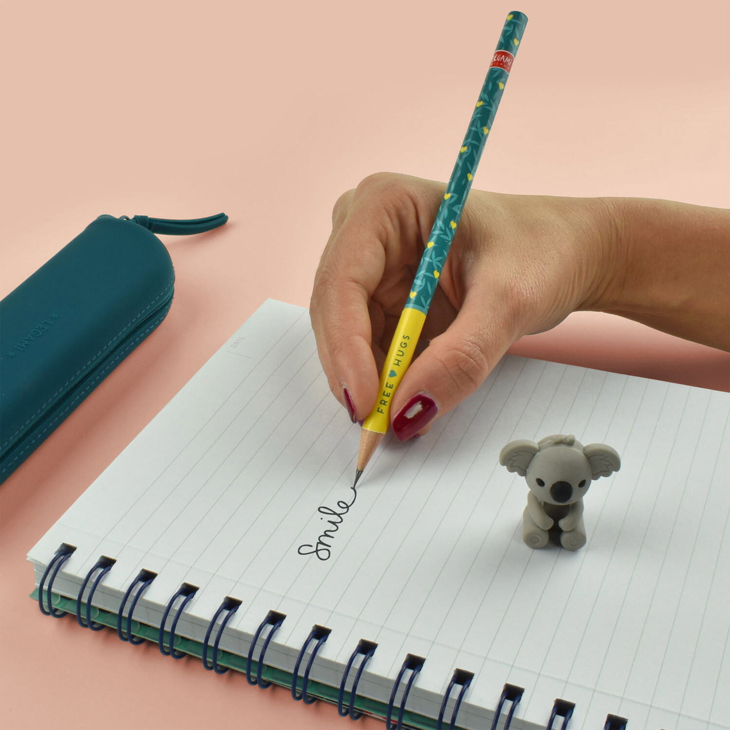 Bleistift mit Koala Radiergummi von Legami, auf einem Notizbuch liegend, neben einem Koala-Radiergummi.