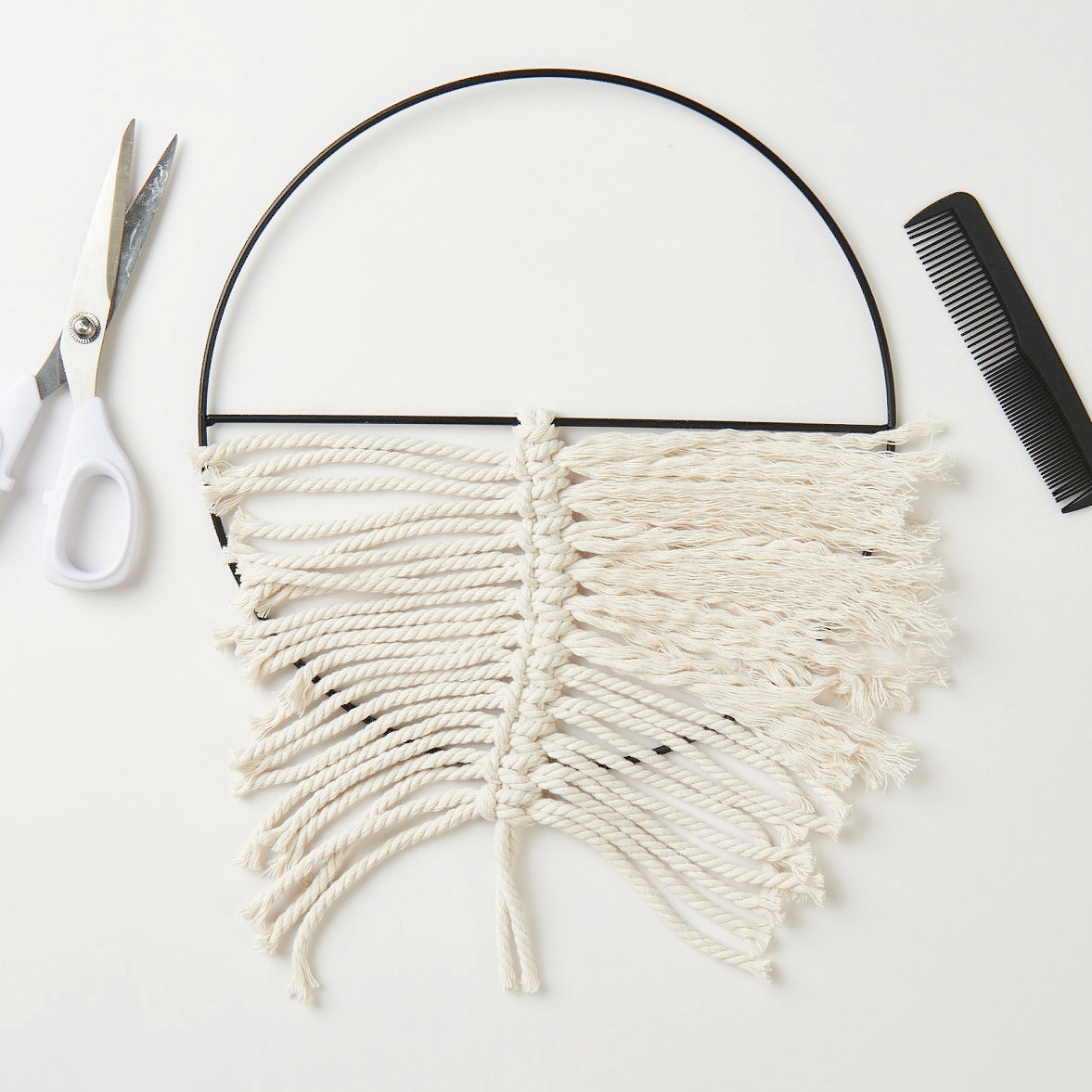 Makramee Set Blätter, 3 Stück, in Weiß von Rico Design. Enthält Schere und Kamm auf weißem Hintergrund. Ideal für kreative DIY-Projekte.