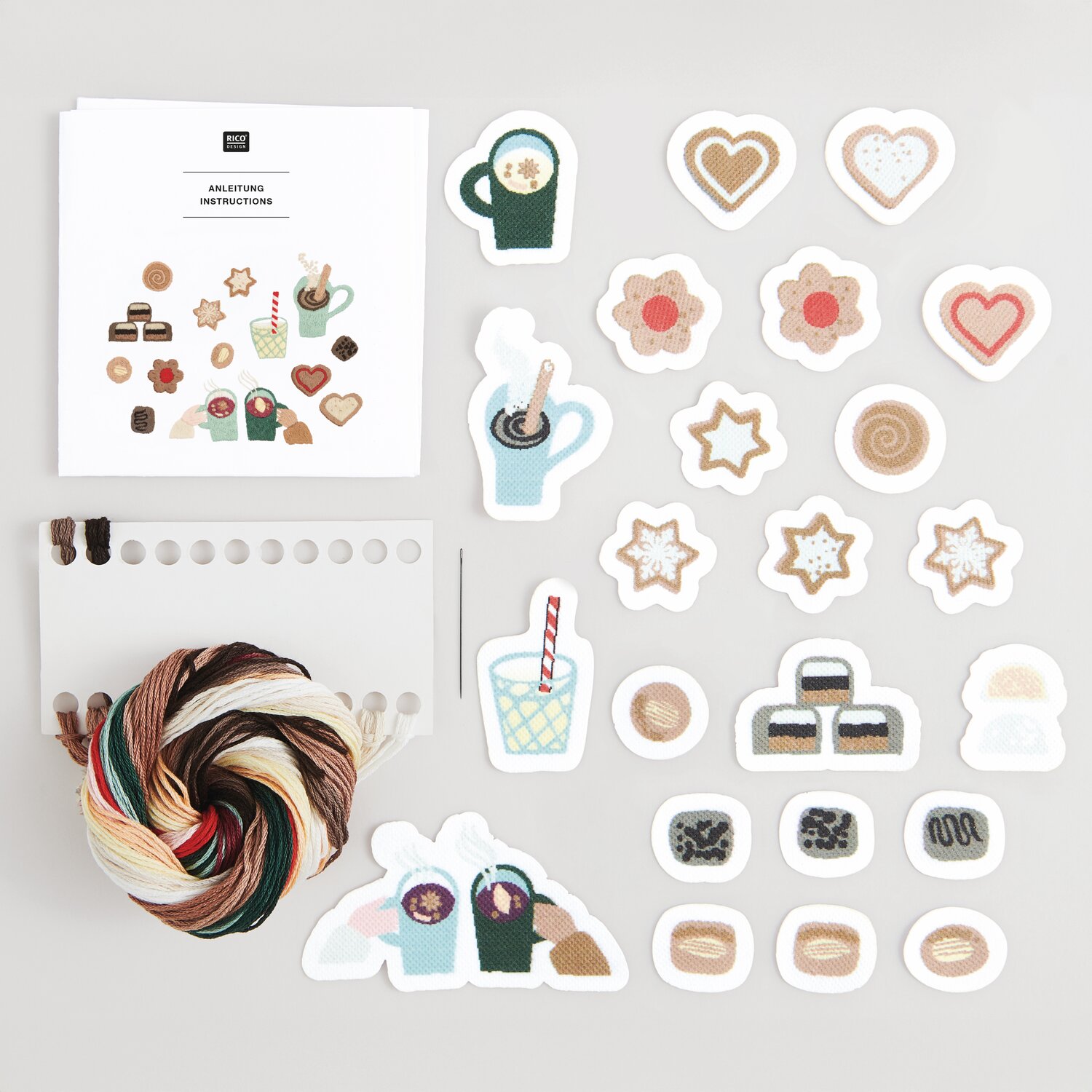 Stick & Stitch Stickpackung Kekse 23 Stück: Bunte Stickvorlagen und Garn von Rico Design für kreative Handarbeiten.