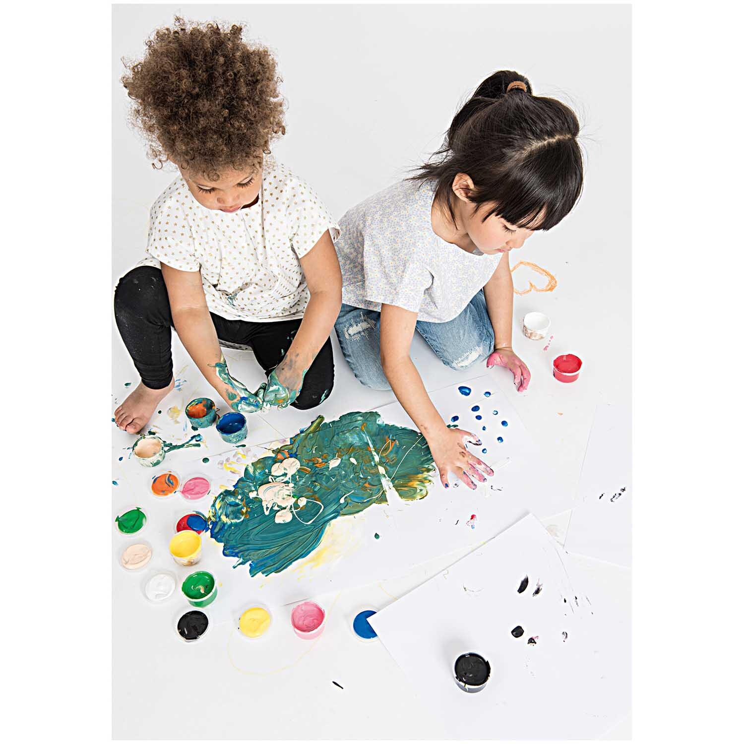 Fingerfarbe 100ml: Zwei Kinder malen mit bunten Fingerfarben auf Papier, umgeben von Farbtöpfen.