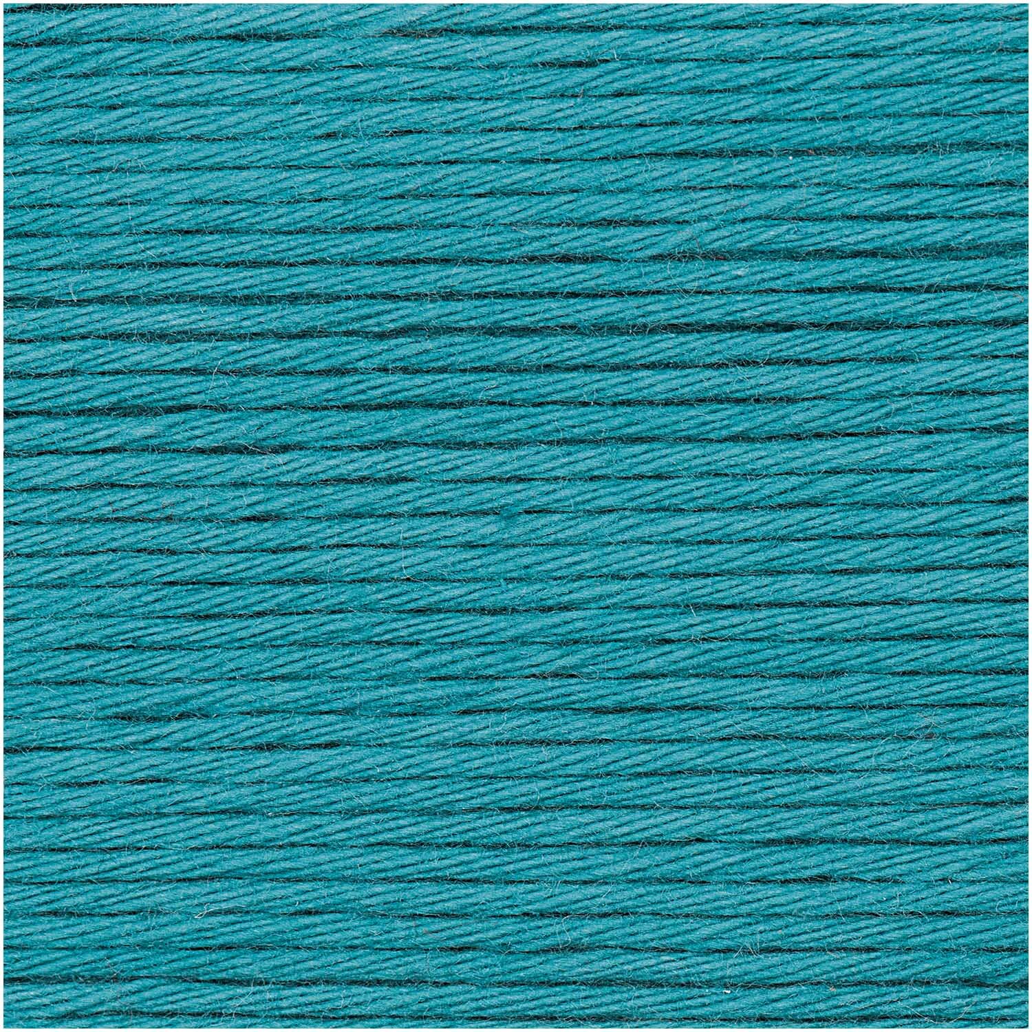 Cotton Universal, 50g 85m, zeigt petrolfarbene Wolle von Wolle Rödel, ideal für Strickprojekte.