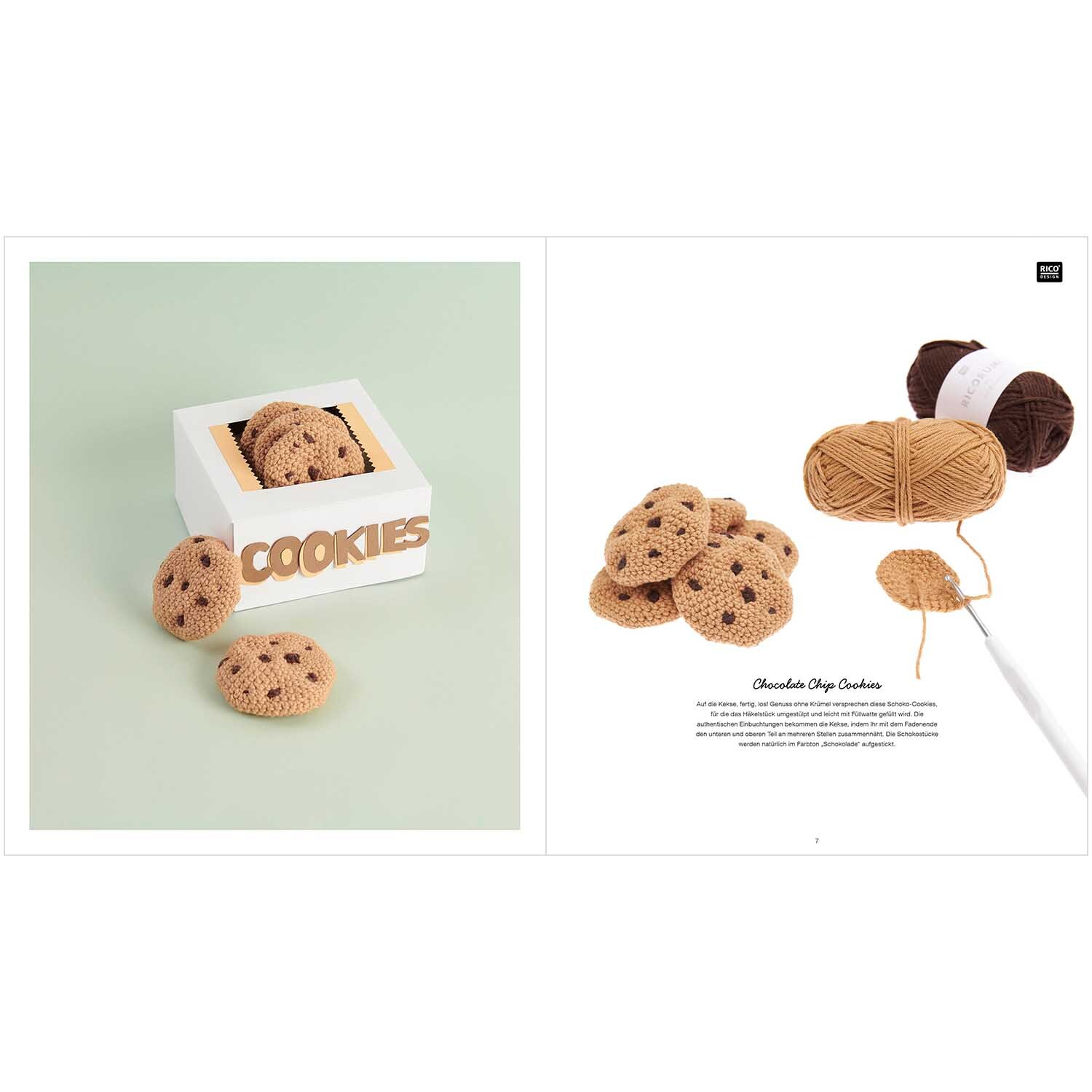 Ricorumi Snacks: Gehäkelte Kekse in einer Box mit der Aufschrift "Cookies", daneben braunes und weißes Garn von Rico Design.